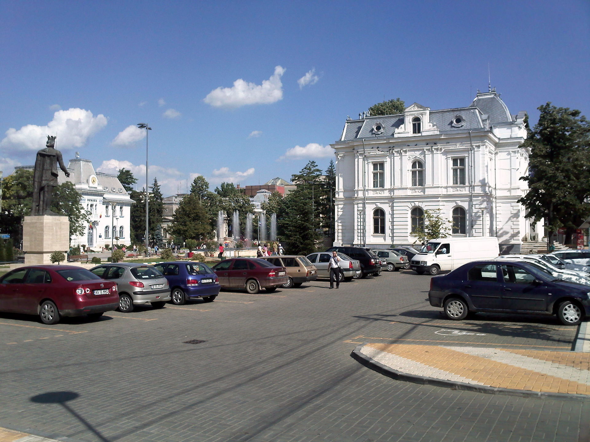 View of the Art Gallery and City Hall from Al. Davila theater