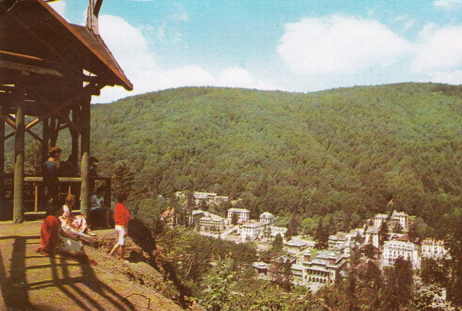 Peisaj asupra stațiunii Slănic Moldova d la cabana de pe Dobru.