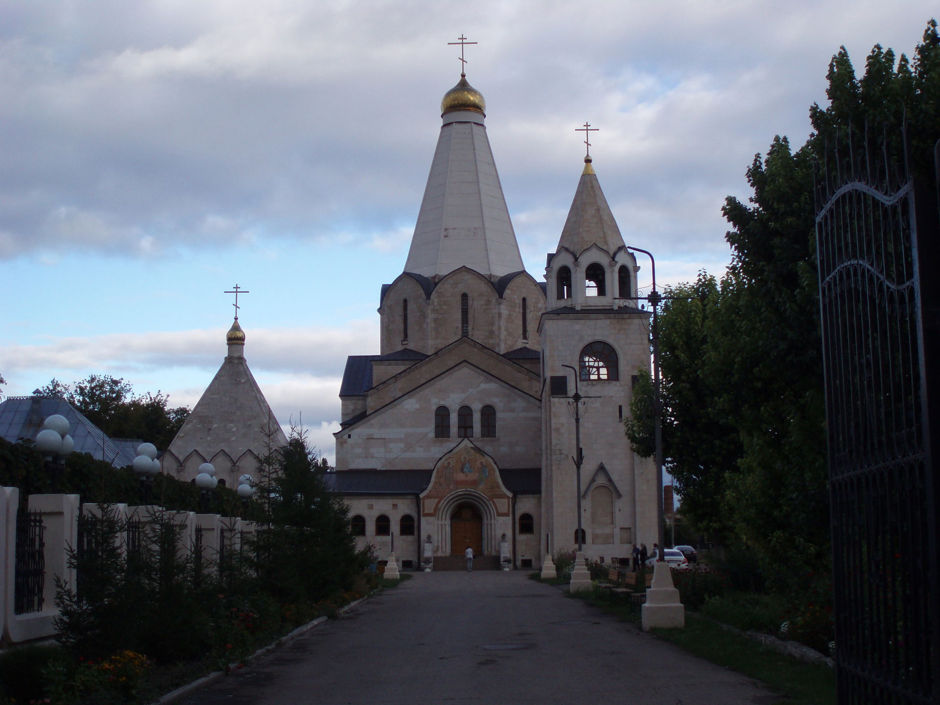 Holy Trinity Orthodox Church next to Bereg Hotel, Balakovo. Bui…
