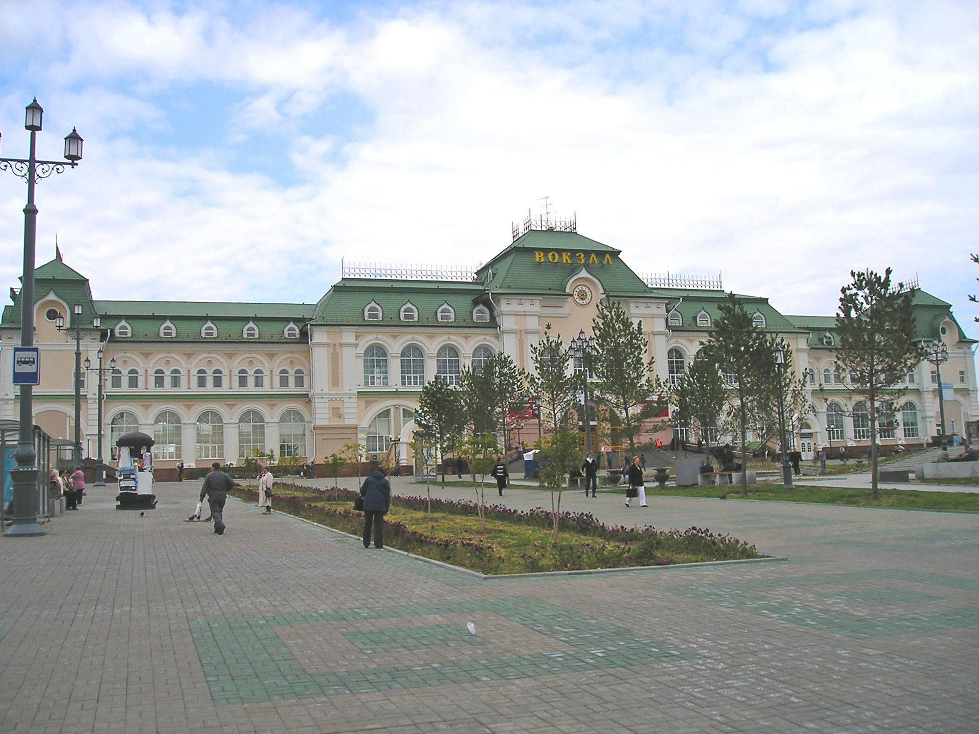 Khabarovsk railway station and square