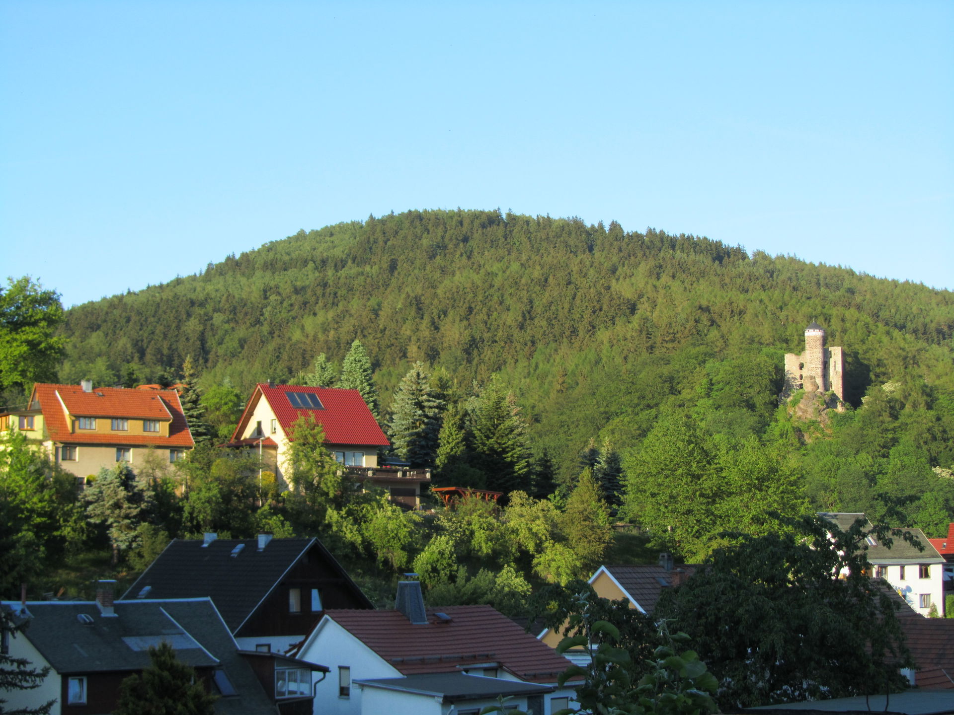 Der Arnsberg (684,5 m) über Steinbach-Hallenberg in Thüringen. …
