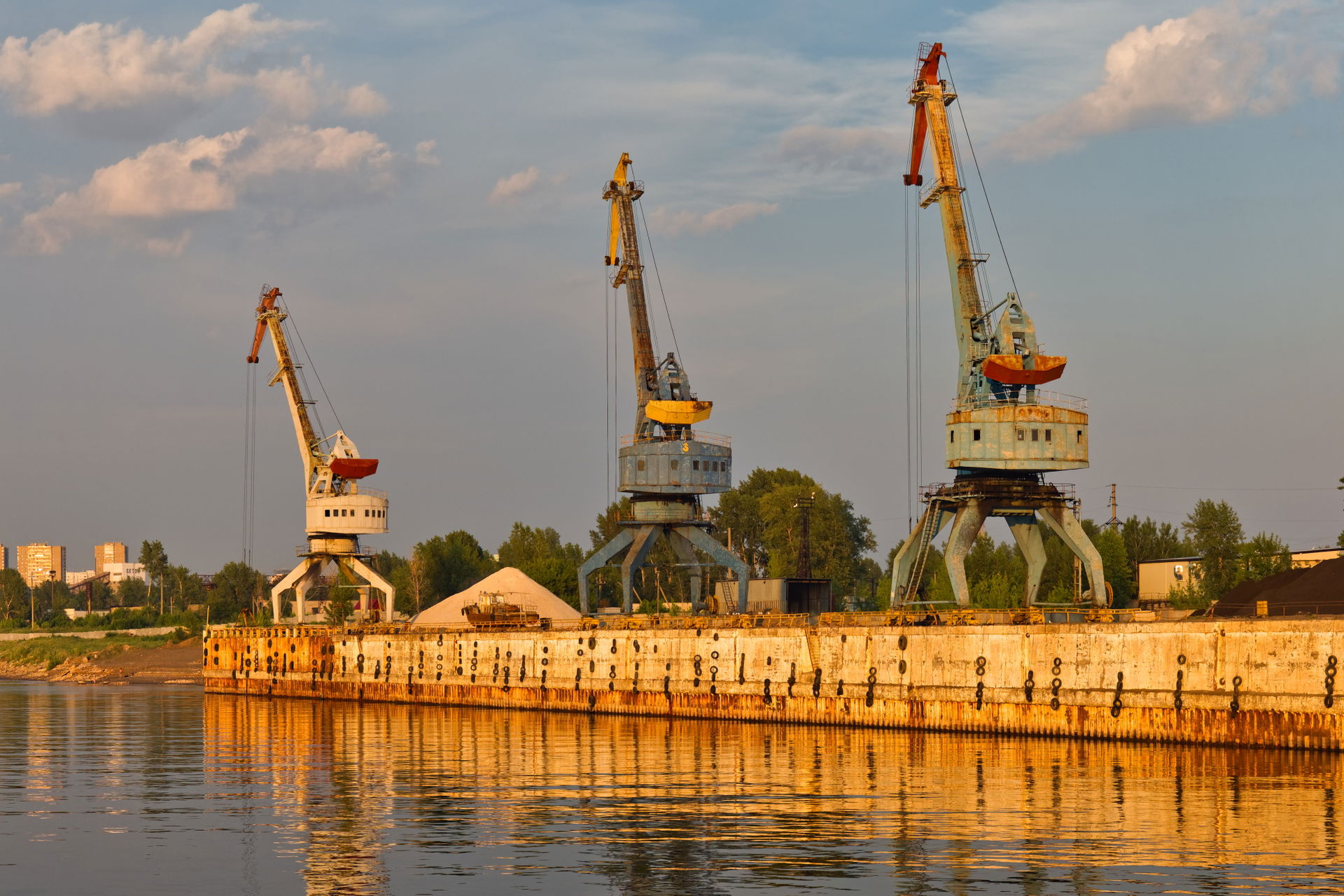 Kama River. Nizhnekamsk Hydroelectric Station. Gateway canal