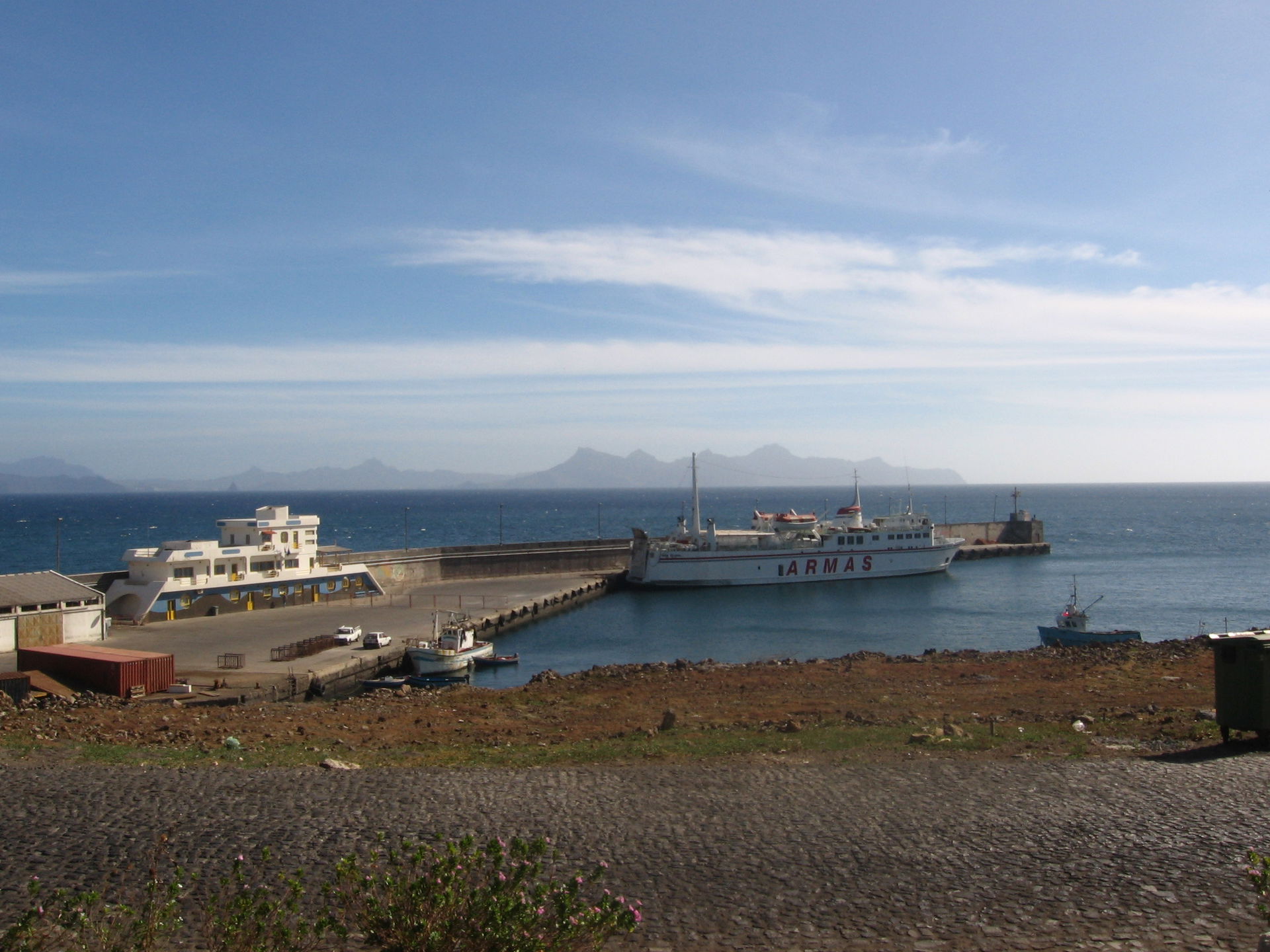 Cais de Porto Novo, Santo Antão, Cabo Verde. Ao fundo a ilha de…