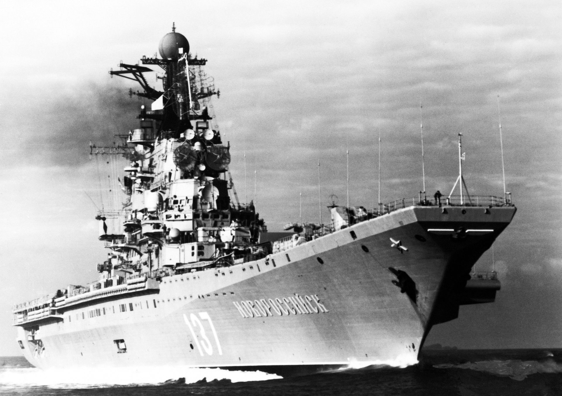 Starboard bow view of the Soviet Kiev class aircraft carrier No…