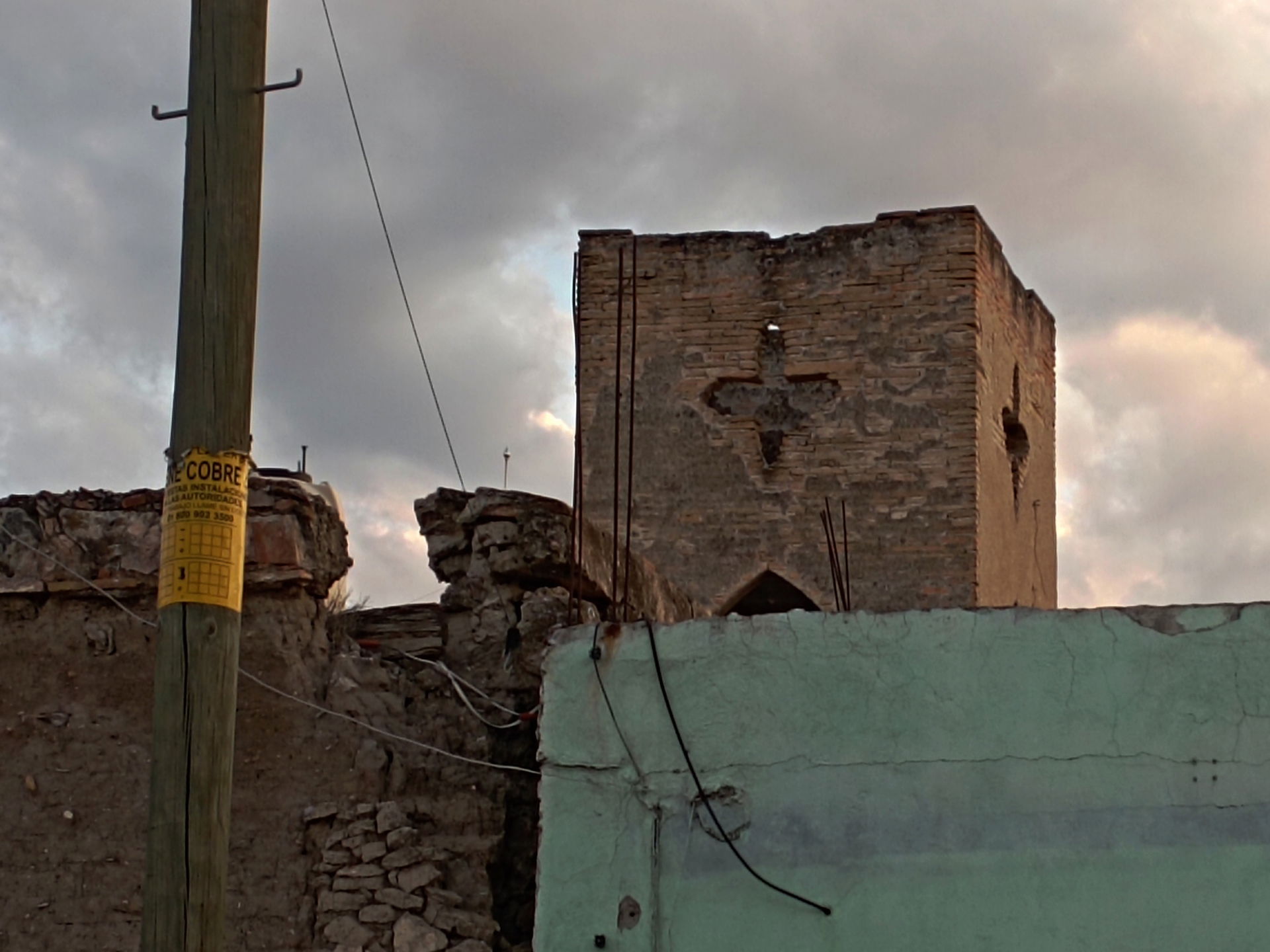 Torre de adobe y ladrillo, casa abandonada. Dolores Hidalgo, Gu…