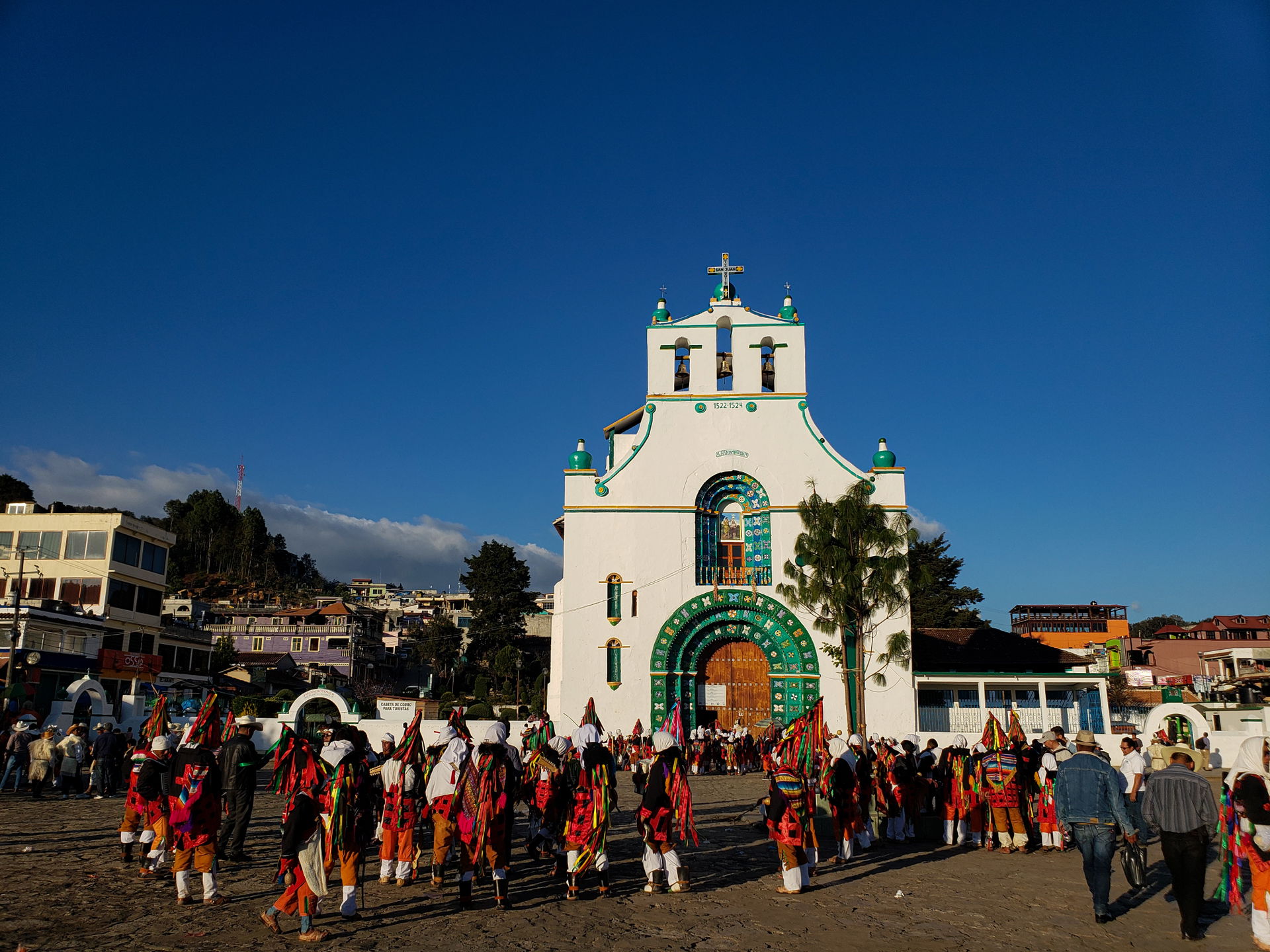 Se puede apreciar los participantes del carnaval haciendo ritua…