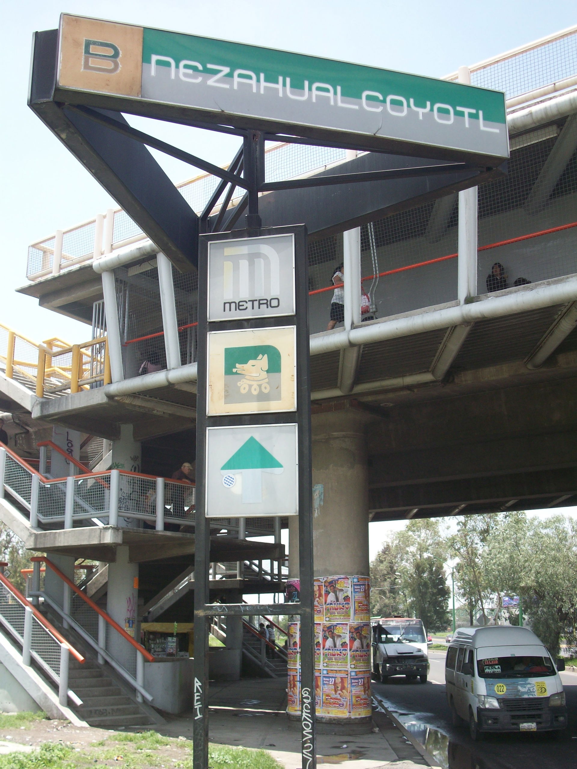 Letrero de la estación Nezahualcoyotl