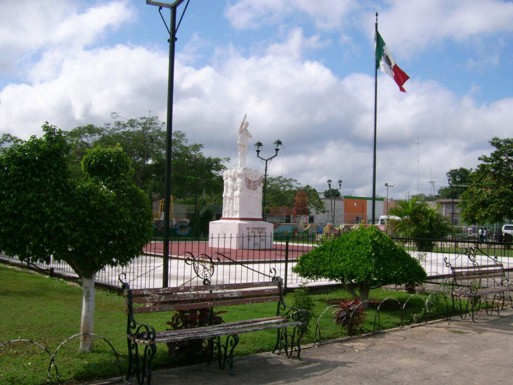 Motul, Yucatán. Parque y estatua de Felipe Carrillo Puerto