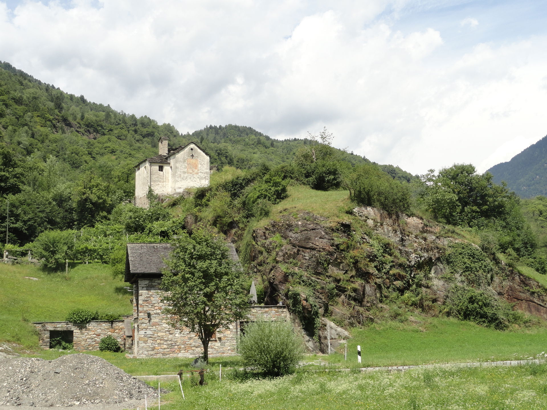 Kirche Santa Maria und Hügel der Burg Serravalle