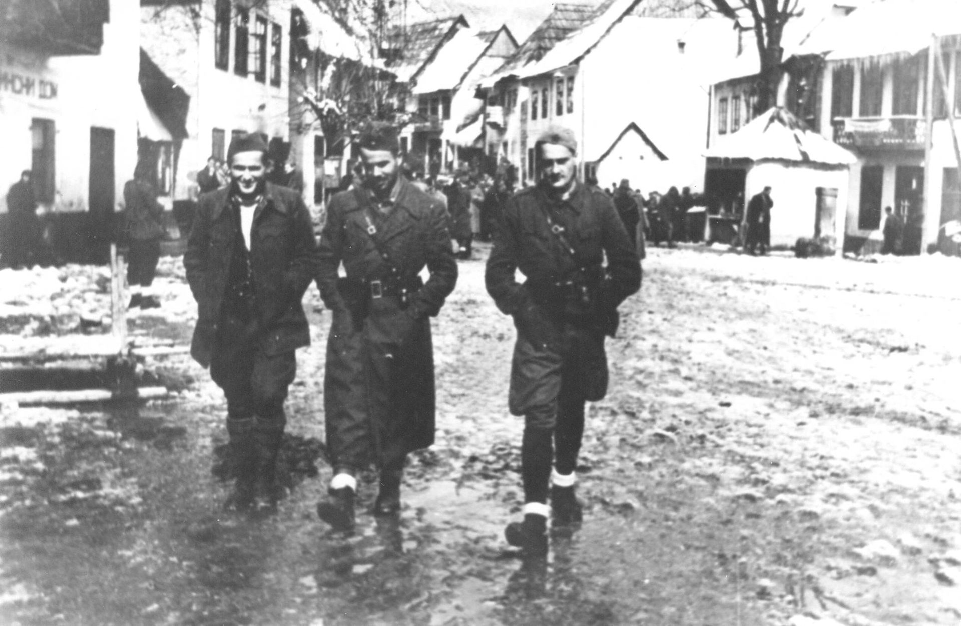 Boško Đuričković /desno/ rukovodilac politodela 3. divizije i V…