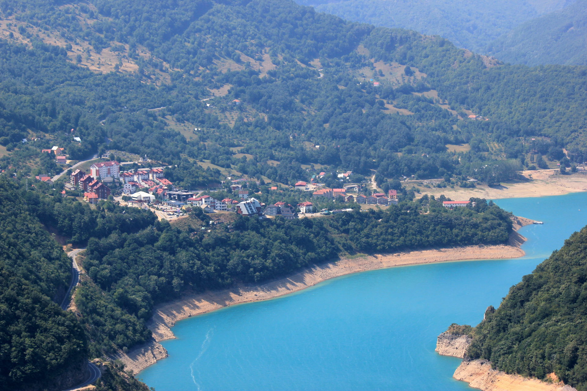 Blick auf den Piva-Stausee bei Plužine, Montenegro.