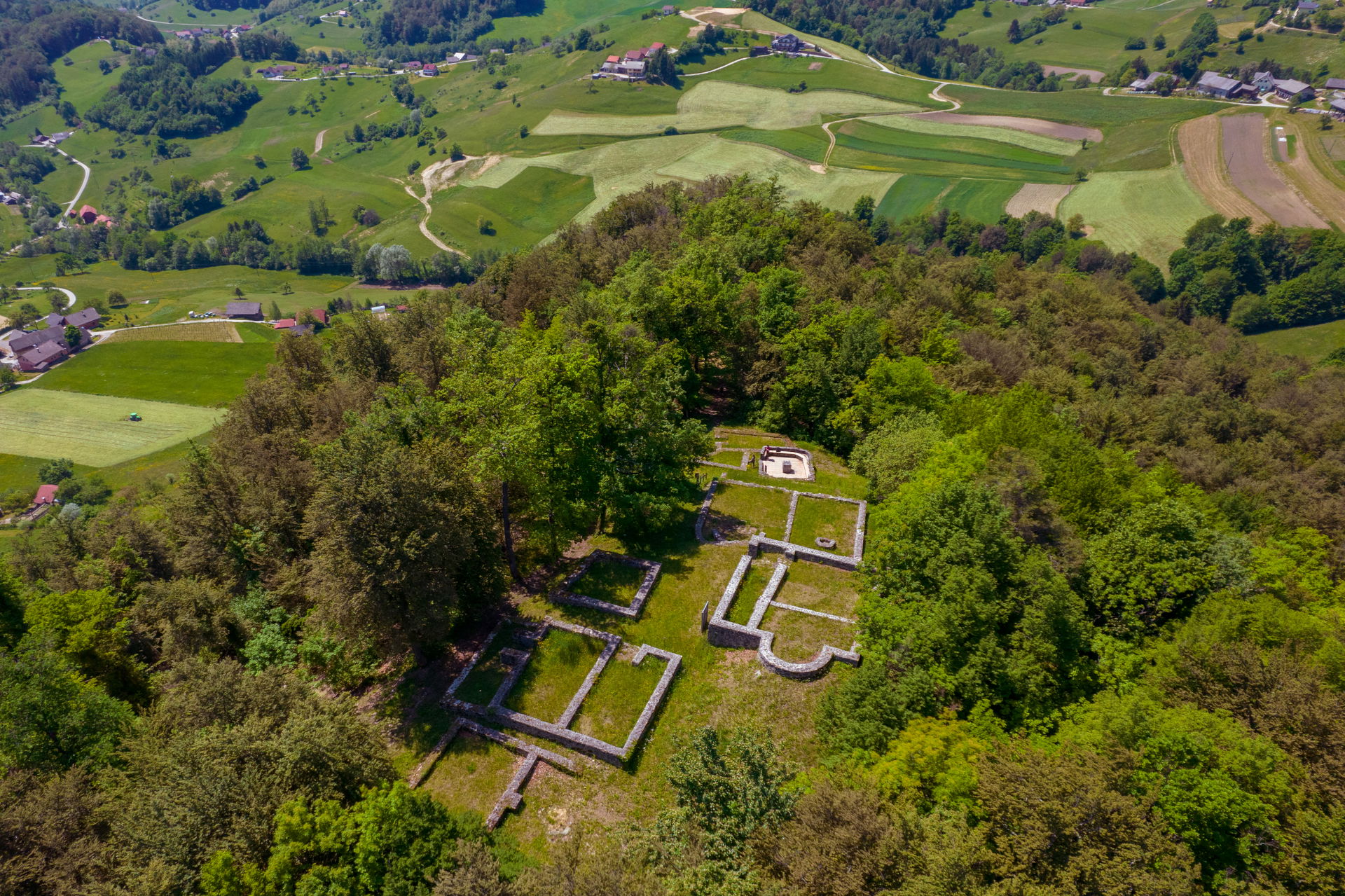 This media shows a cultural heritage object of Slovenia with EŠ…