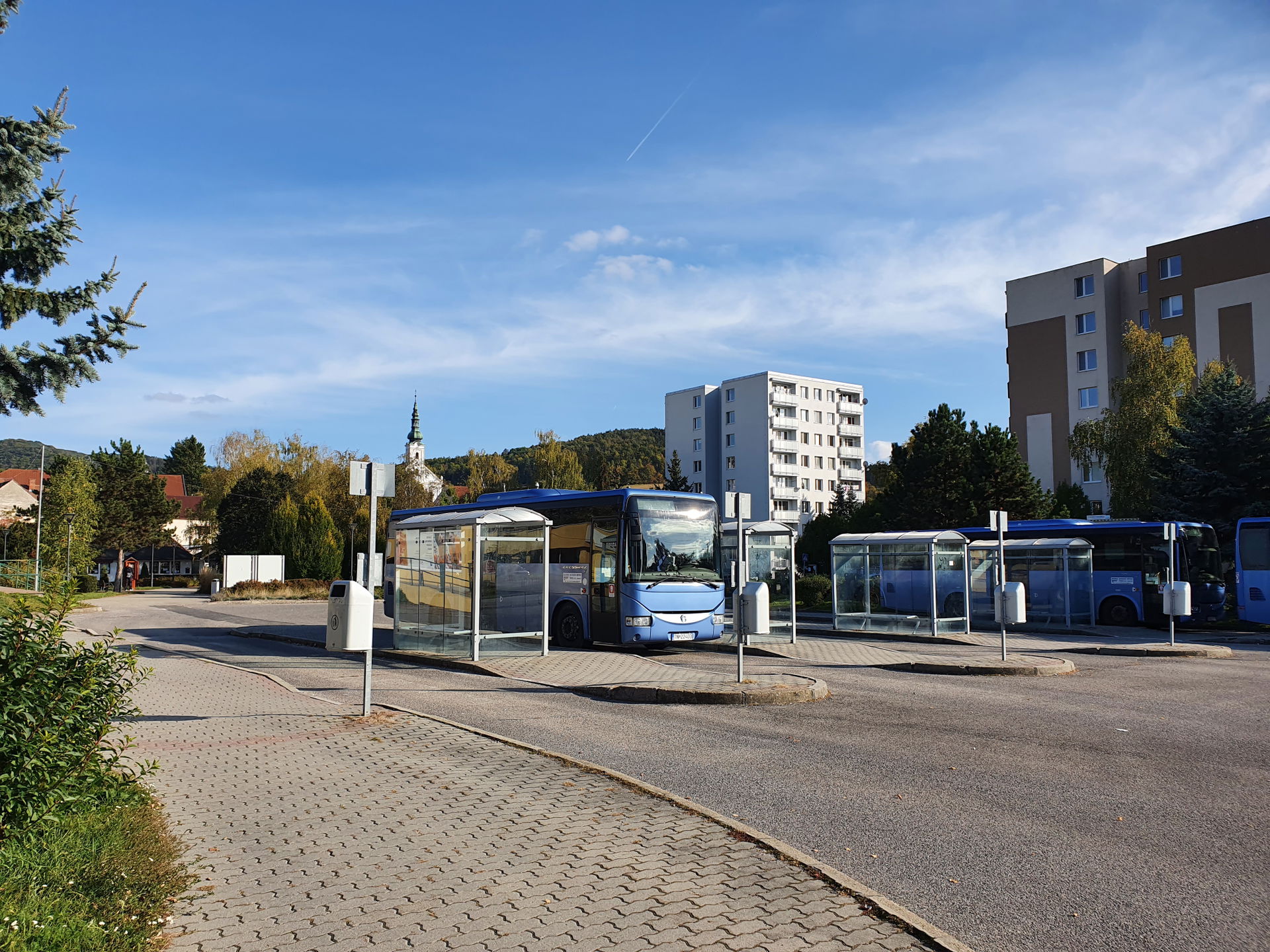 Brezová pod Bradlom - autobusová stanica, autobus v popredí je …