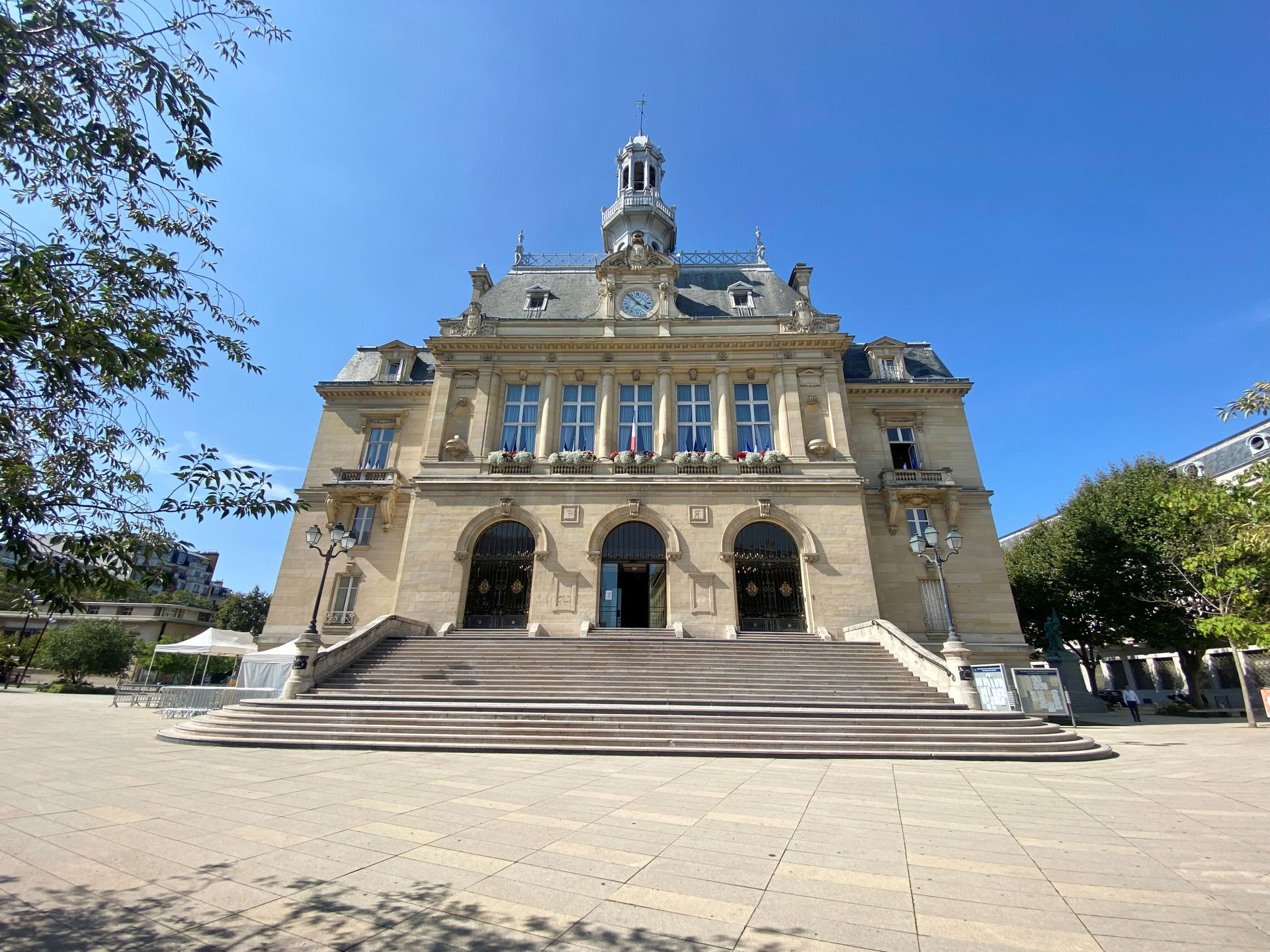 Photo de l'Hôtel de ville prise depuis le parvis avec un object…