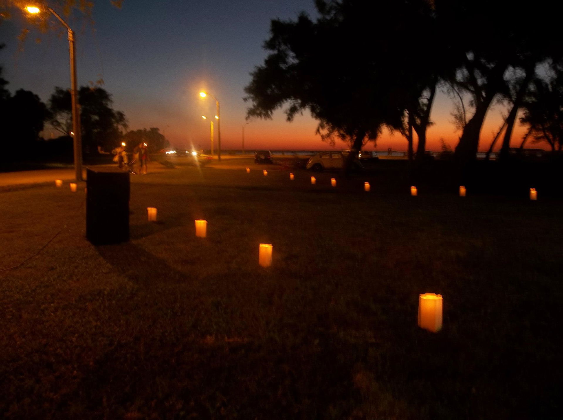 rambla de la ciudad de Juan Lacaze, de noche.