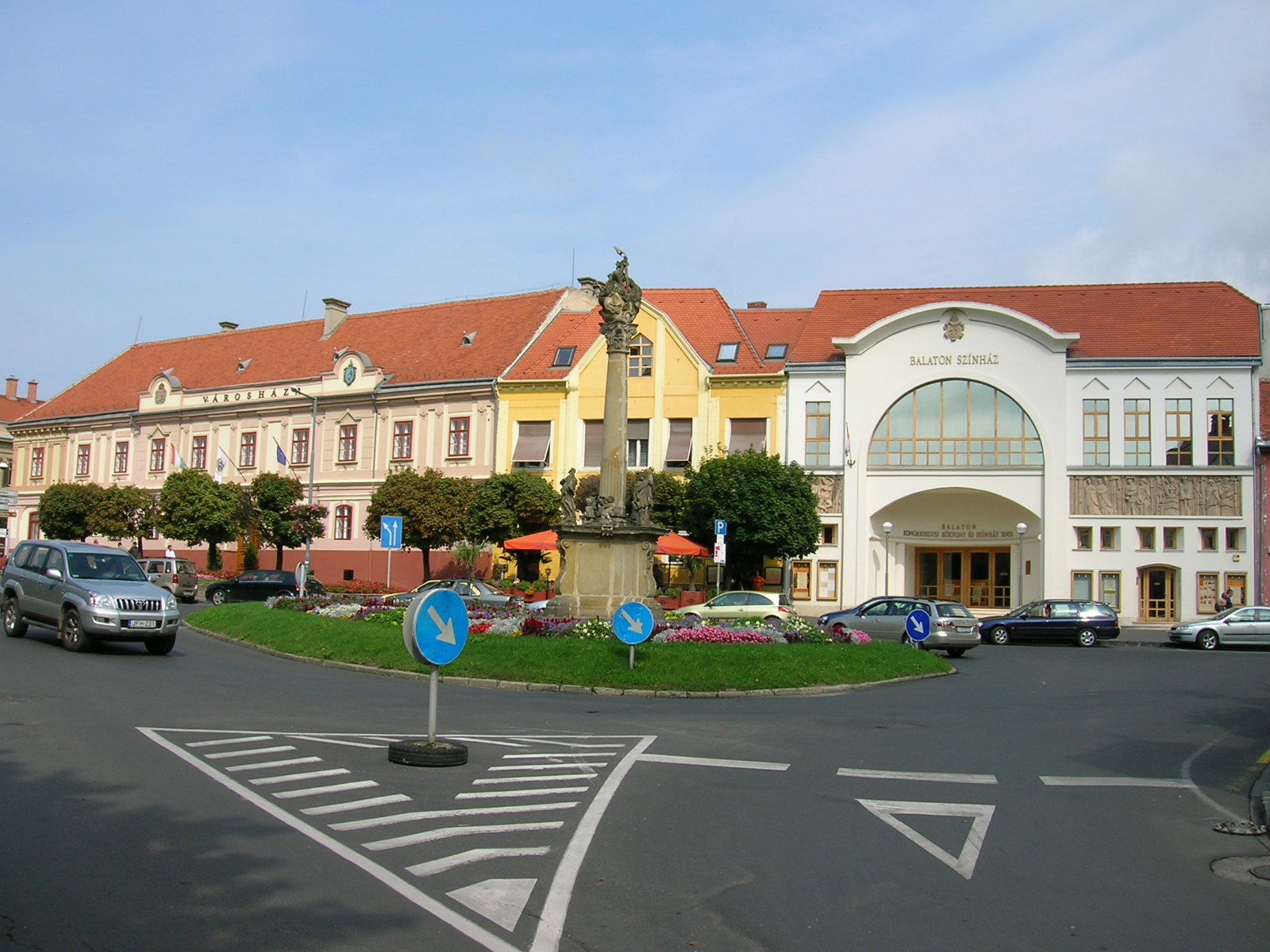 Szentháromság-szobor ID 10865. Lépcsős talapzaton, ívháromszög…