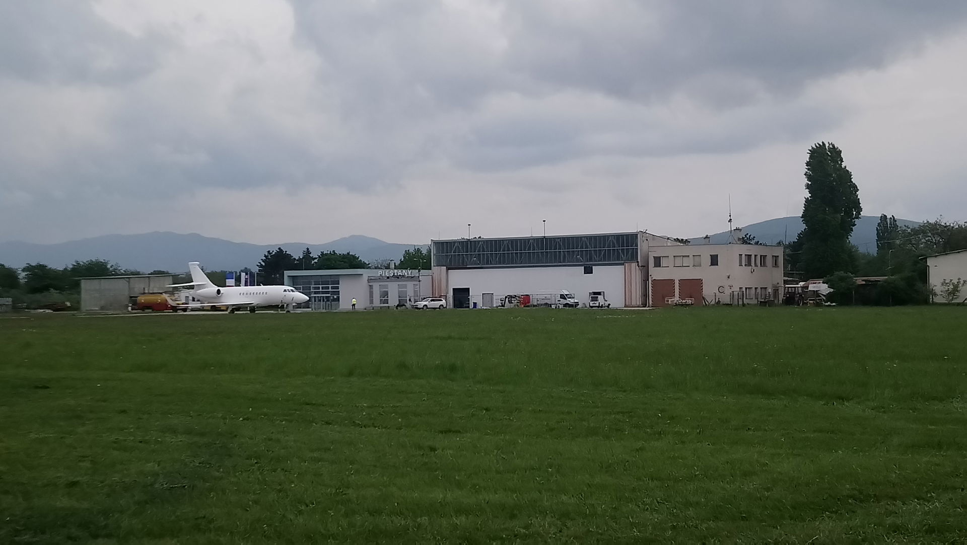 Terminál piešťanského letiska - naľavo odletová časť, napravo p…