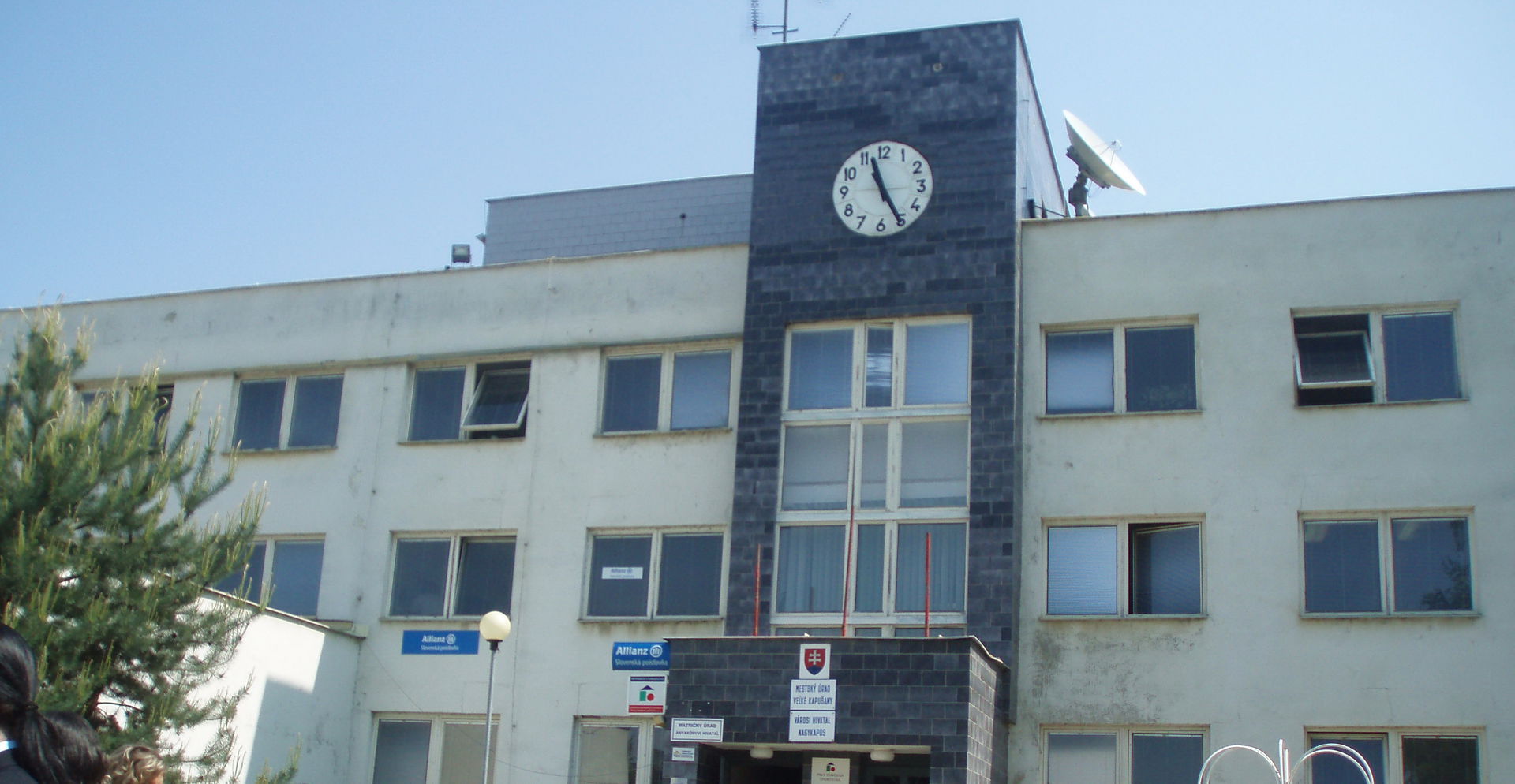 The town hall in Veľké Kapušany (May 2006).