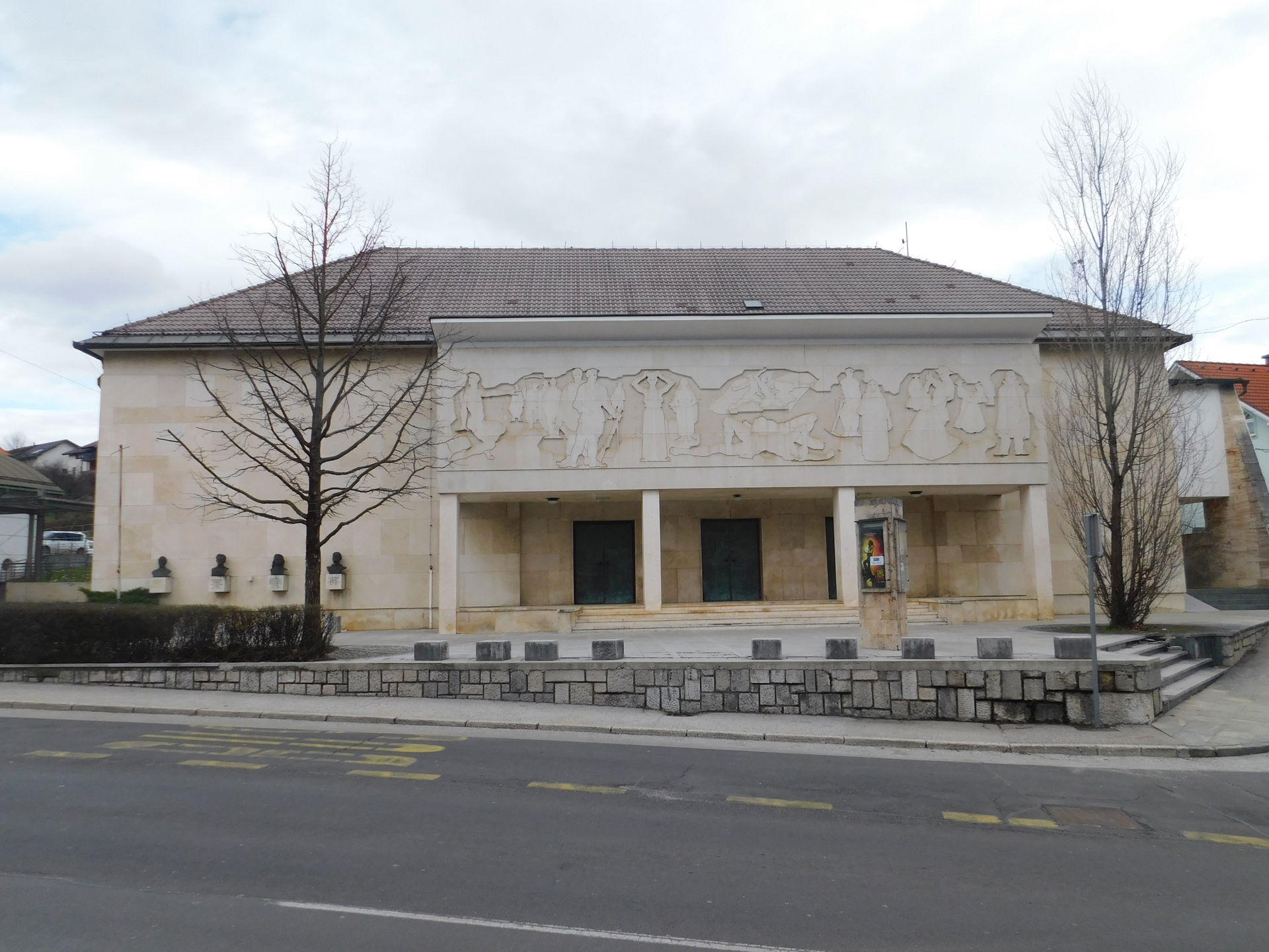 Današnji Kulturni dom. Stavba je bila zgrajena kot Sokolski dom…