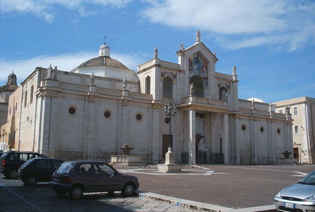La Bellissima facciata della Cattedrale di Manfredonia, rifatta…