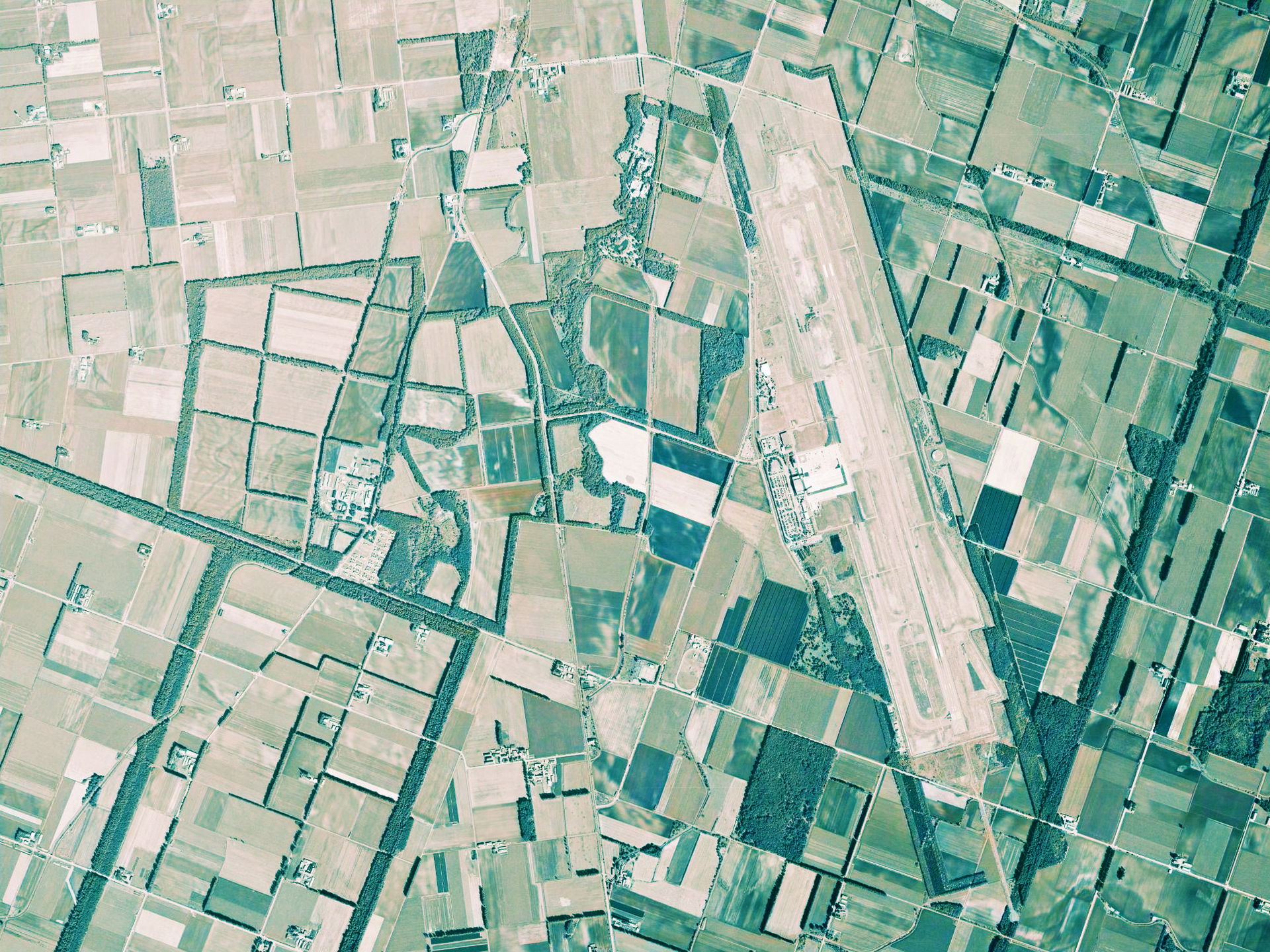 帯広空港の空中写真(2002年9月)。HO20021X-C12-9を使用。