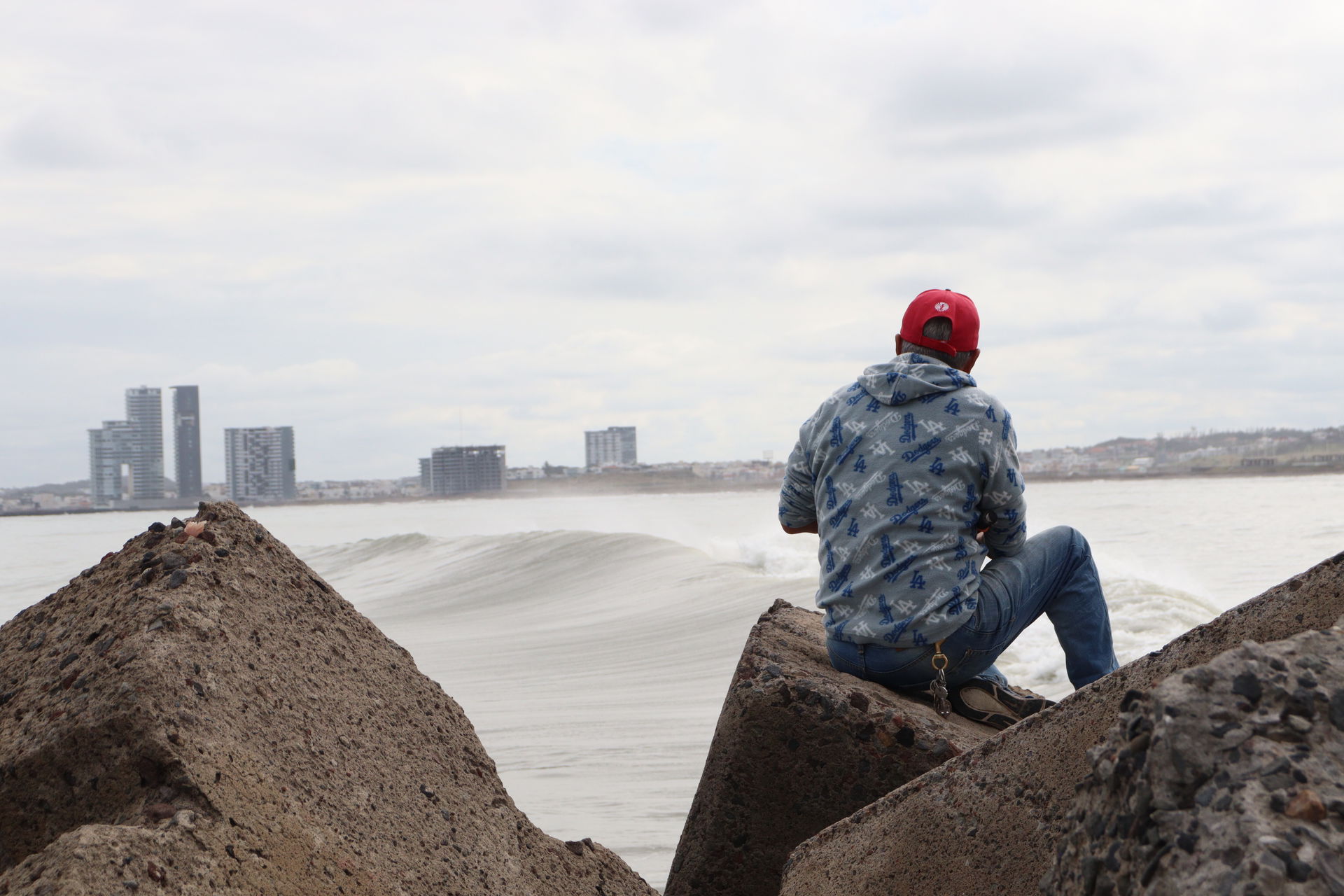 Pescador en rompeolas de Boca del Río, Veracruz