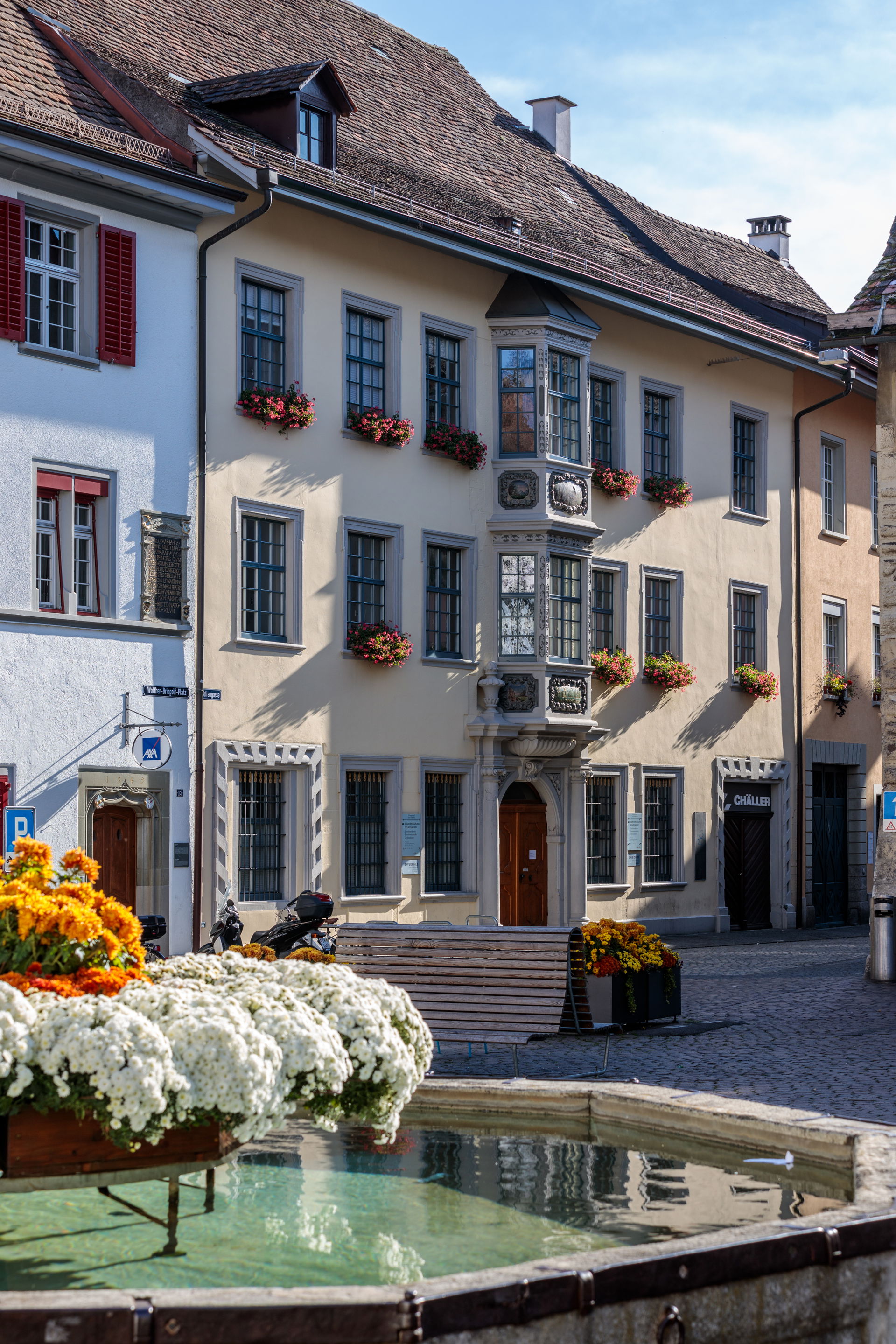 Schaffhausen, Safrangasse 8: Haus "zur Freudenfels" im Vordergr…