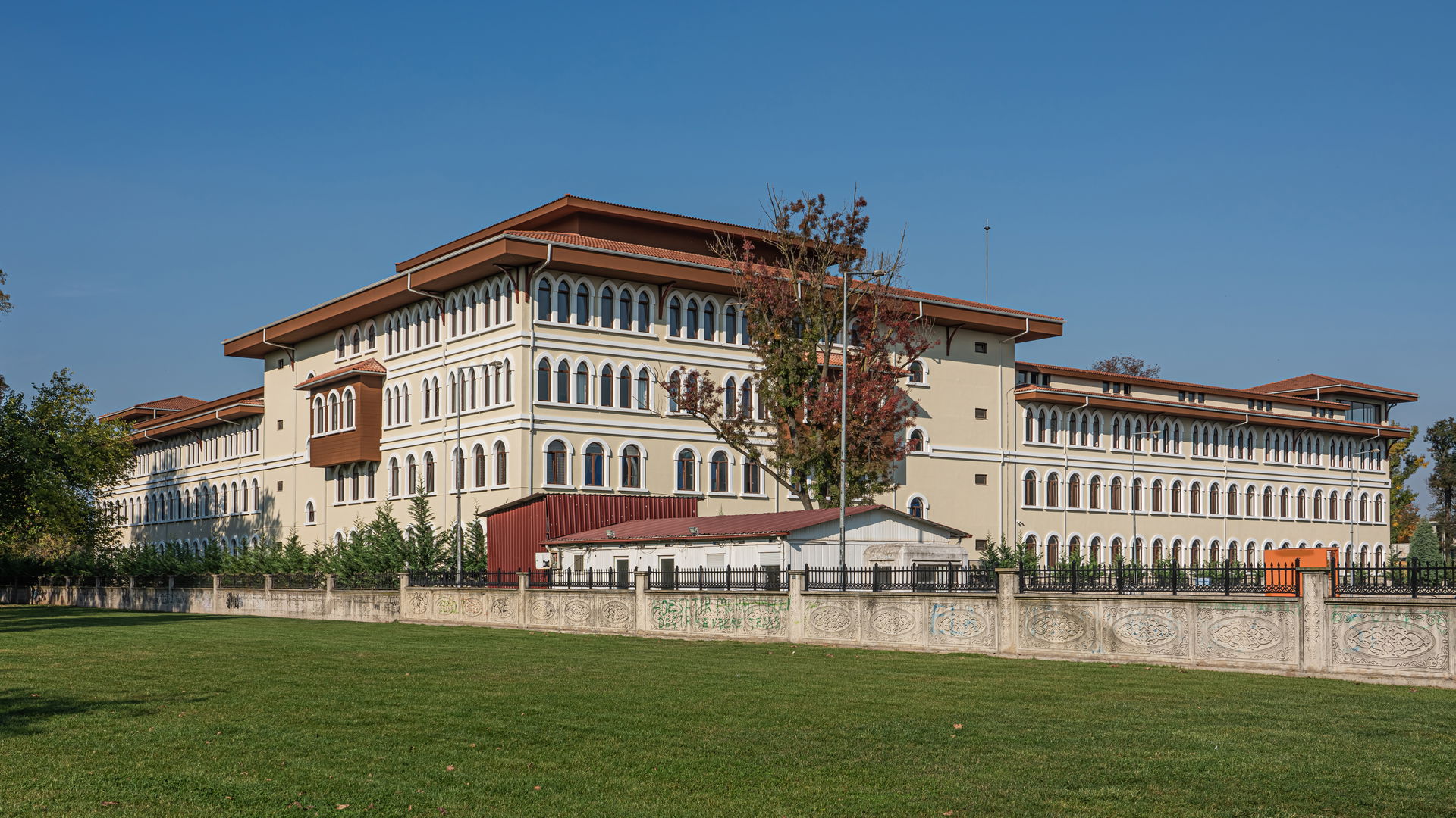 School building next to Kent Park (Urban Park) in Sakarya/Adapa…