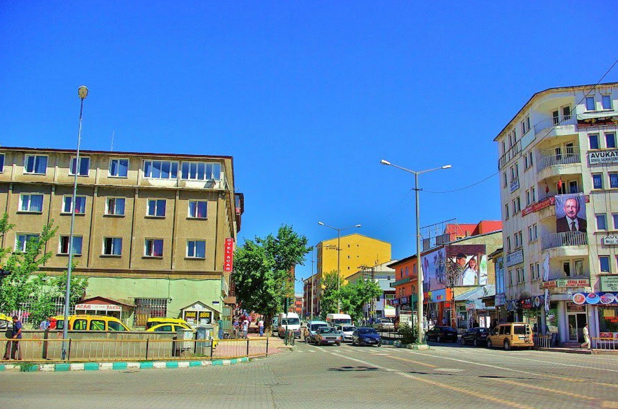 Ağrı Şehir Merkezinden Caddeden Binaların Görünümü