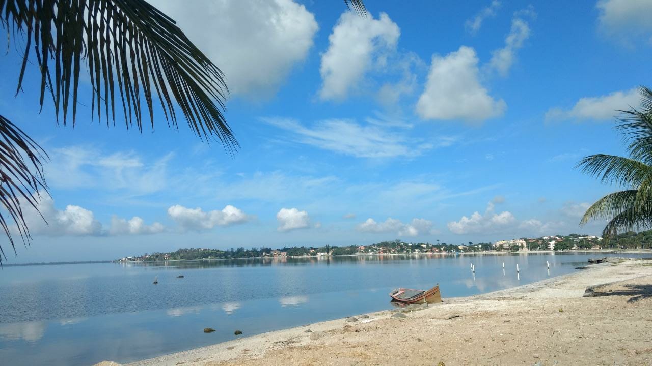Esta é uma imagem retirada da orla da Praia de Iguabinha. Iguab…