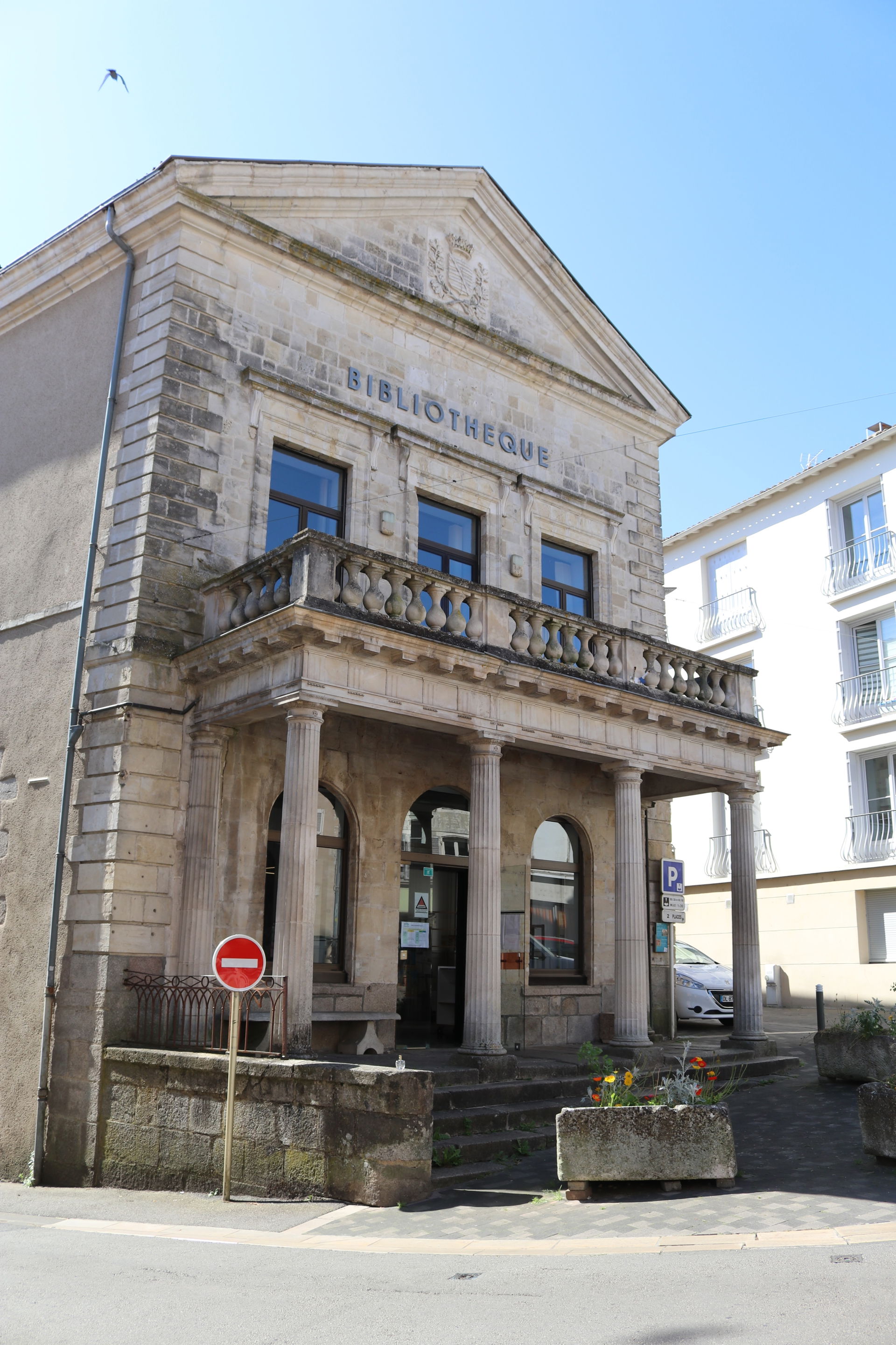 Médiathèque communautaire située 6, place Picard à Parthenay (D…