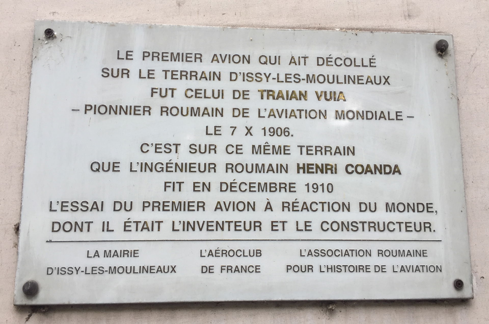 Plaque apposée à Issy-les-Moulineaux (photo par myself)