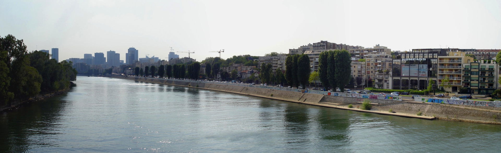 À droite : les quais de Seine à Courbevoie ; à gauche, l'île de…