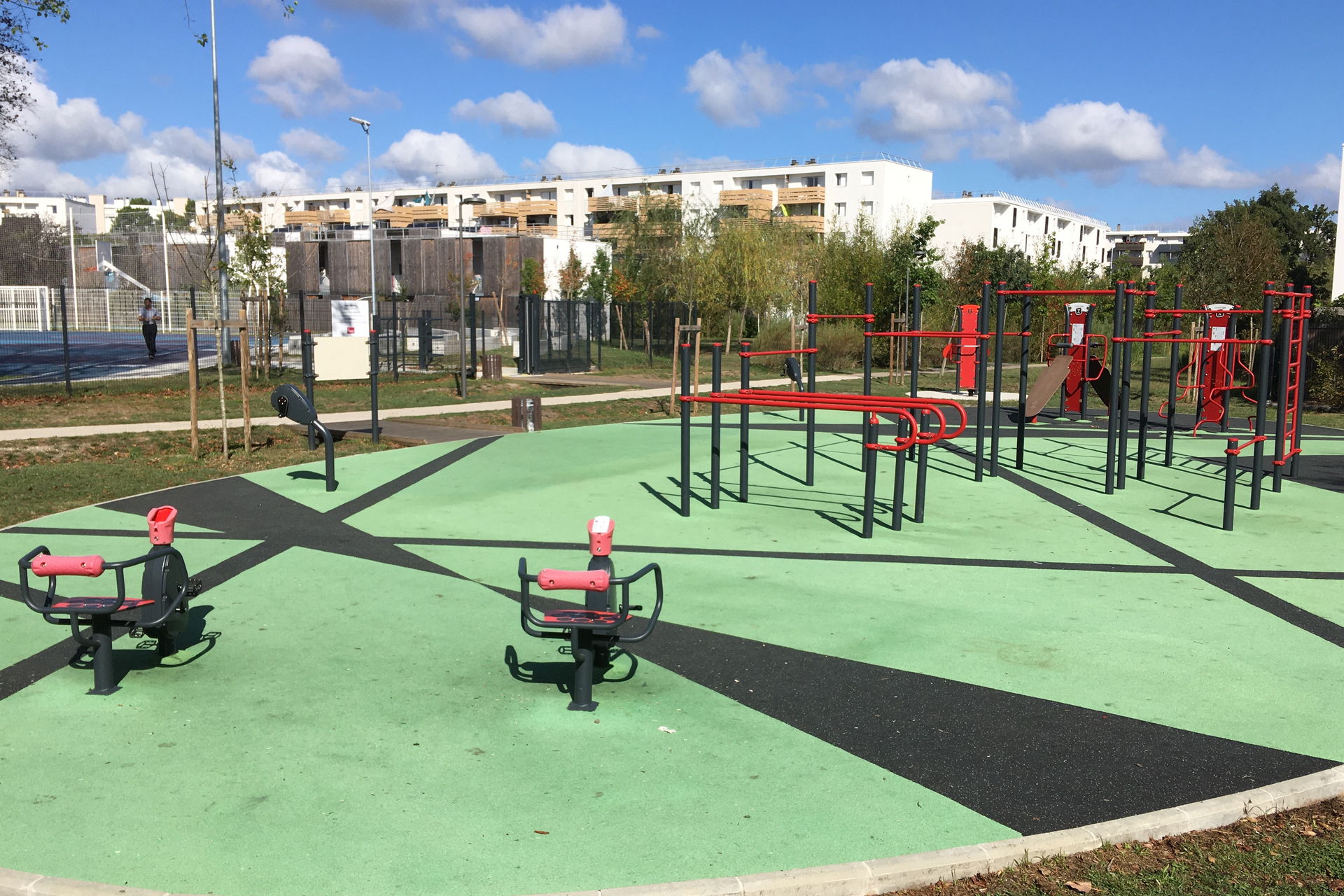On-site photo of an outdoor fitness park in the Arago district …