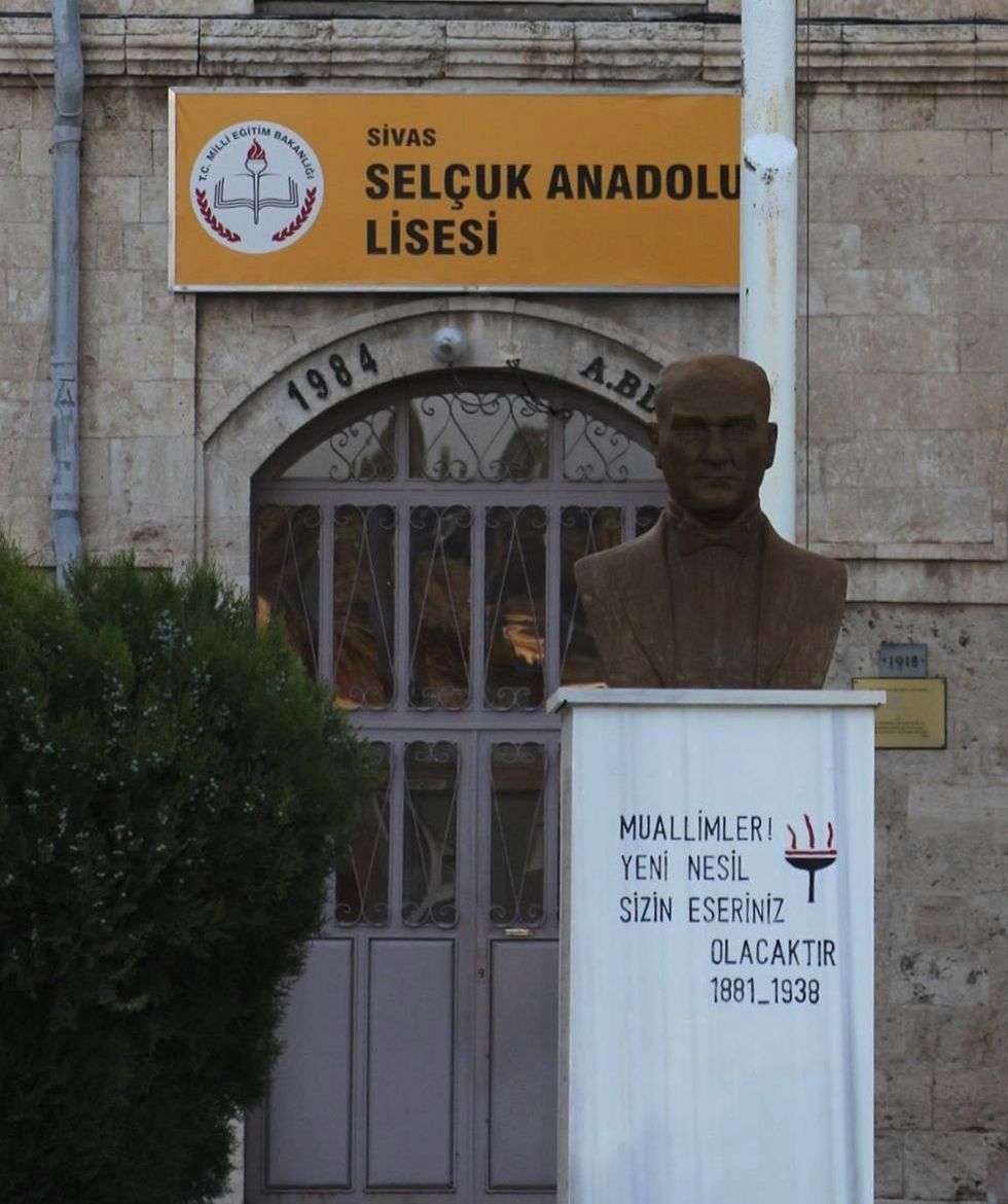Selçuk Anadolu Lisesi (Sivas) - Atatürk Büstü