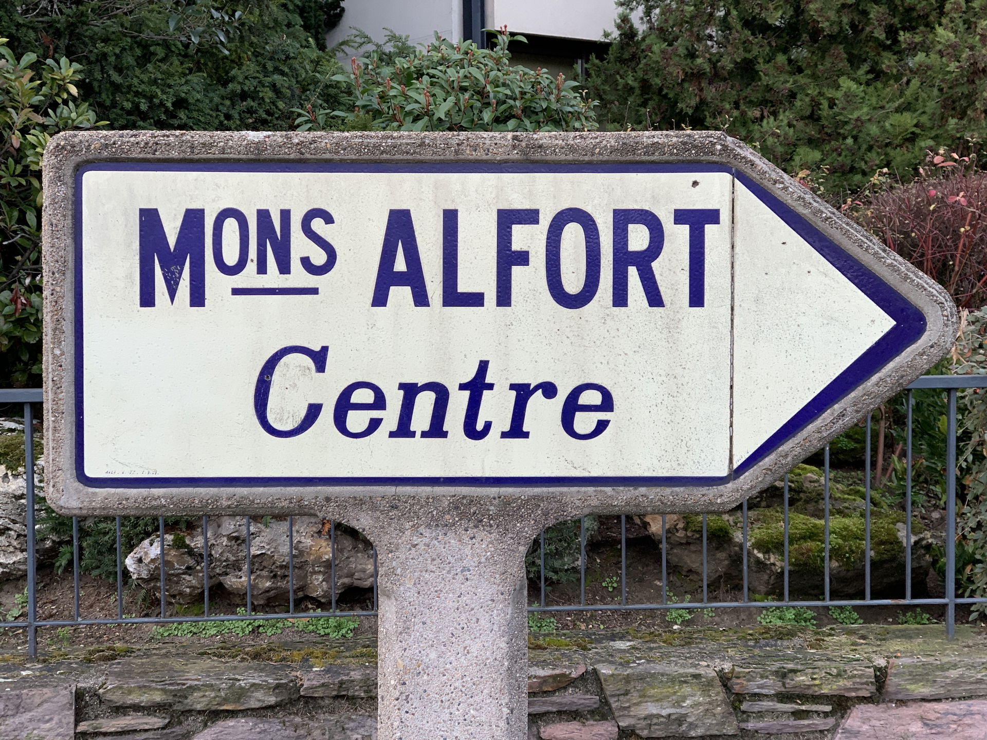 Michelin road sign giving the direction to the centre of Maison…