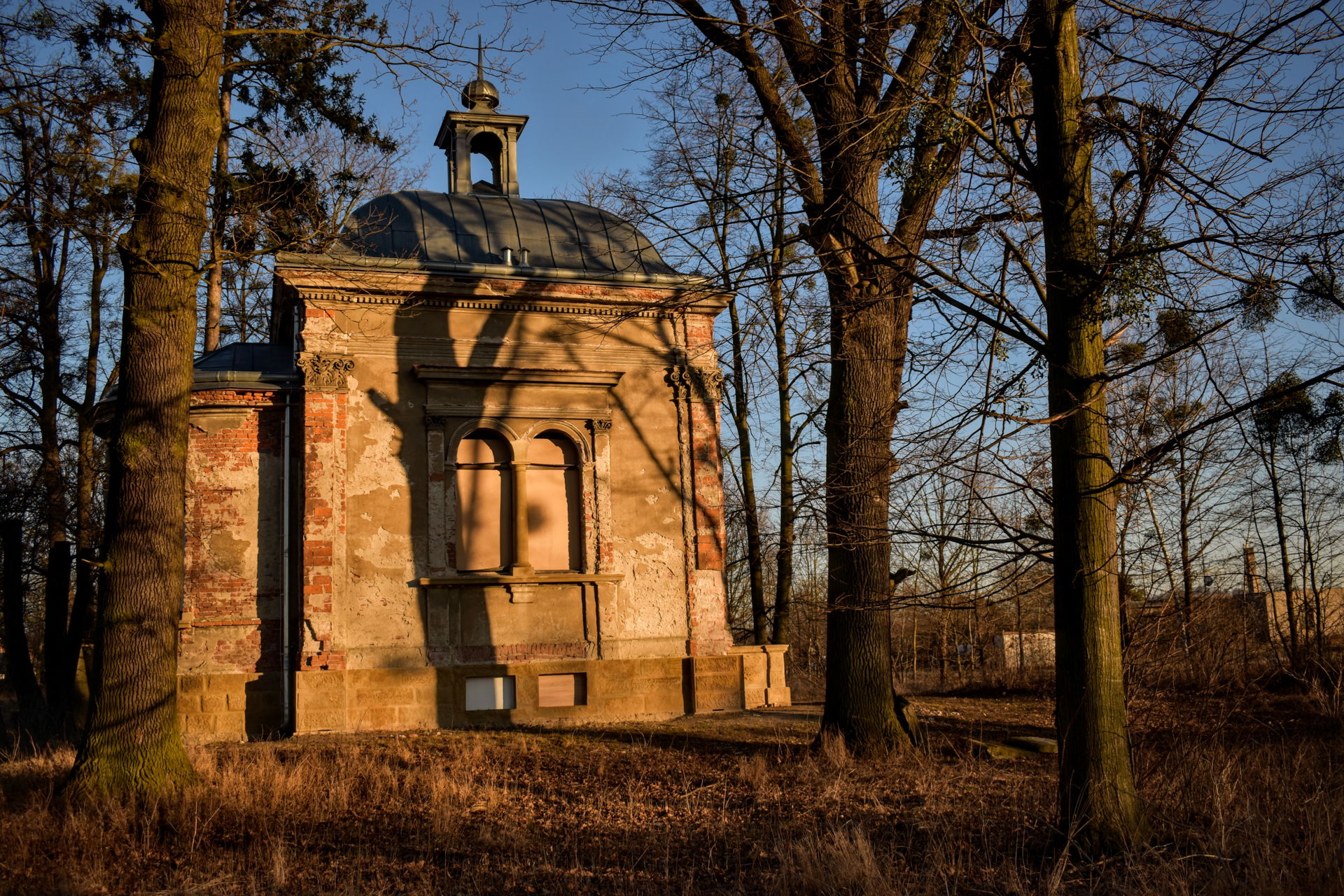 Hrobka rodu von Baillou v Hustopečích nad Bečvou (okr. Přerov)