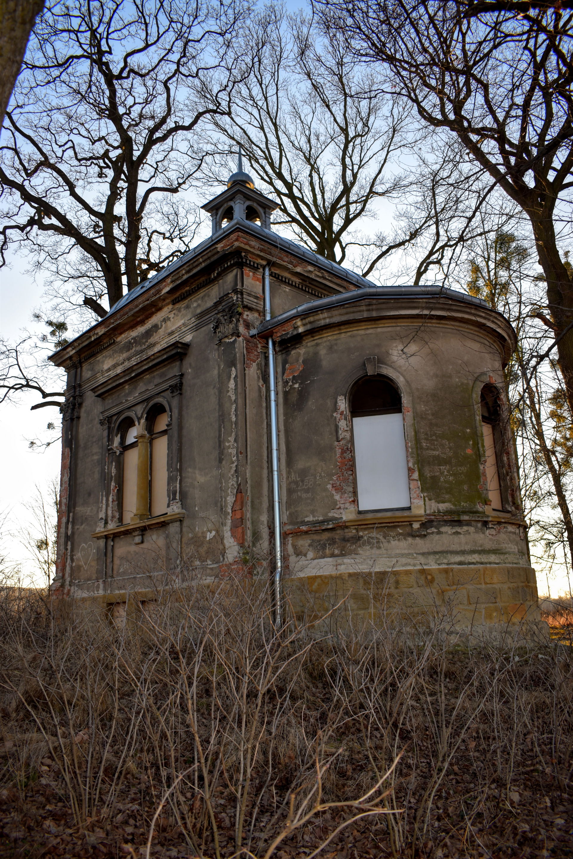 Hrobka rodu von Baillou v Hustopečích nad Bečvou (okr. Přerov)