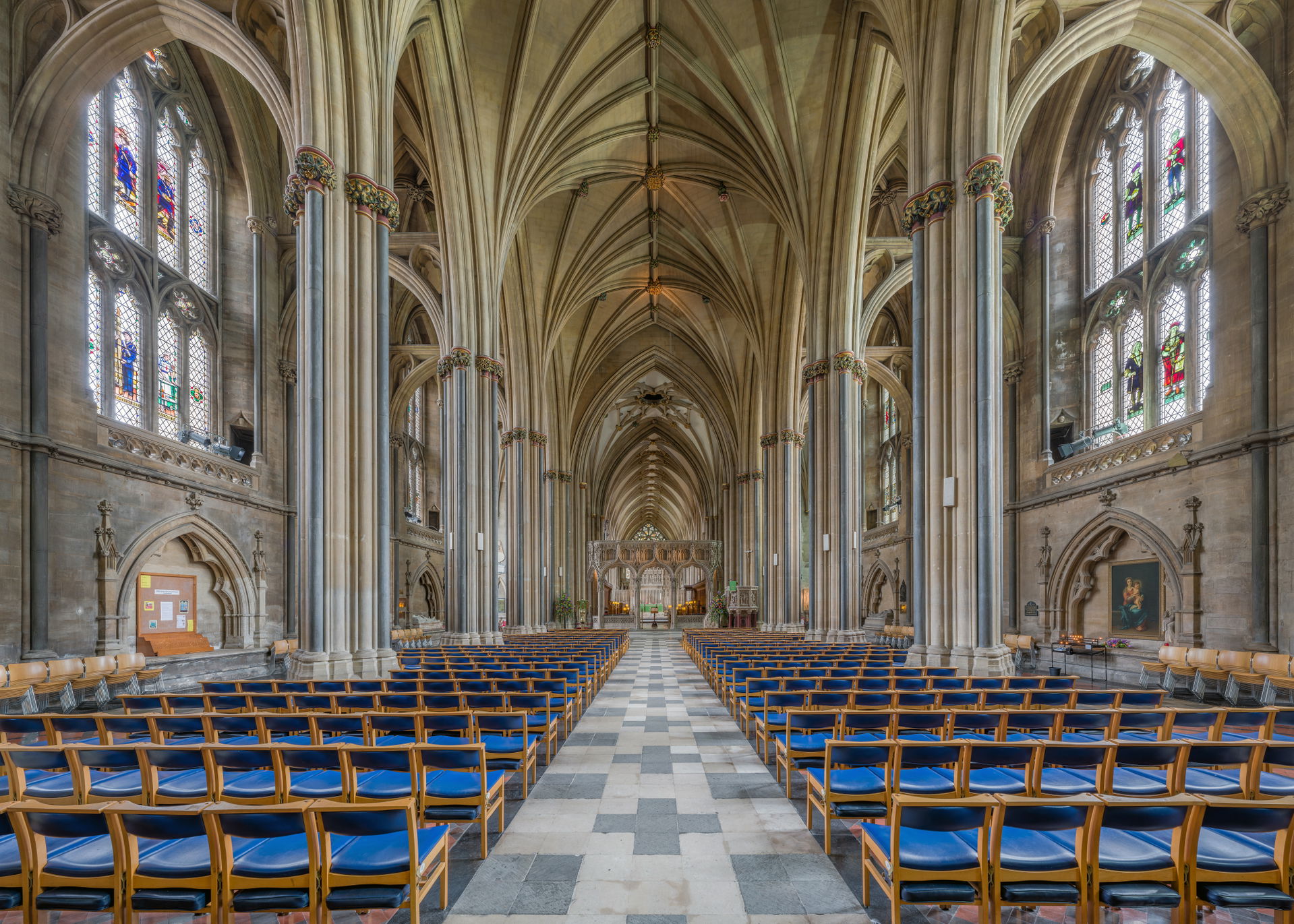 The nave of Bristol Cathedral looking east towards the high alt…