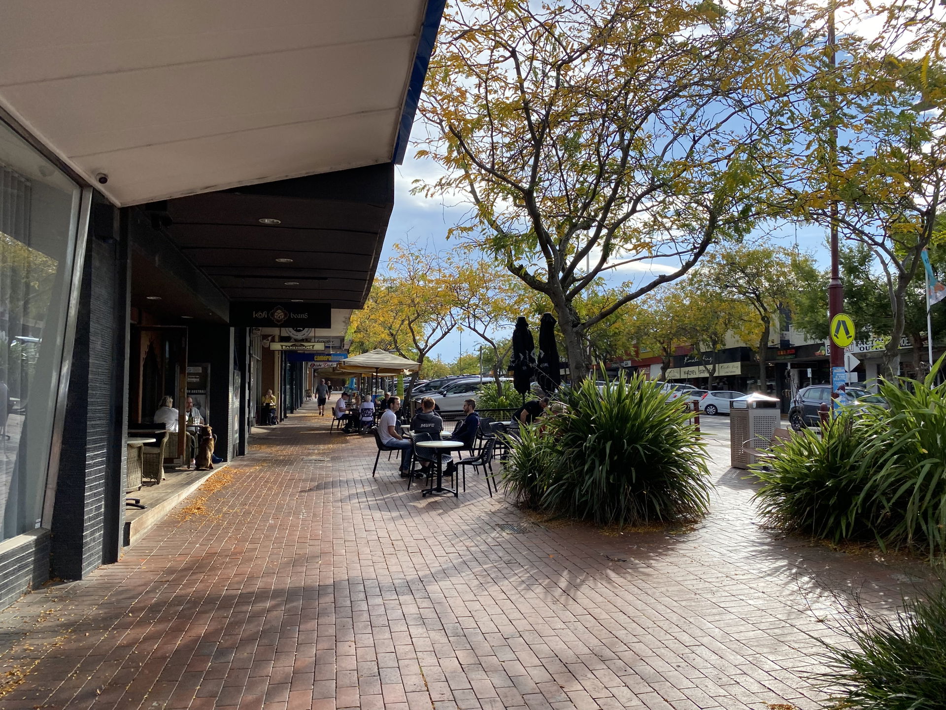 Croydon Victoria Main Street showing outdoor cafe's.