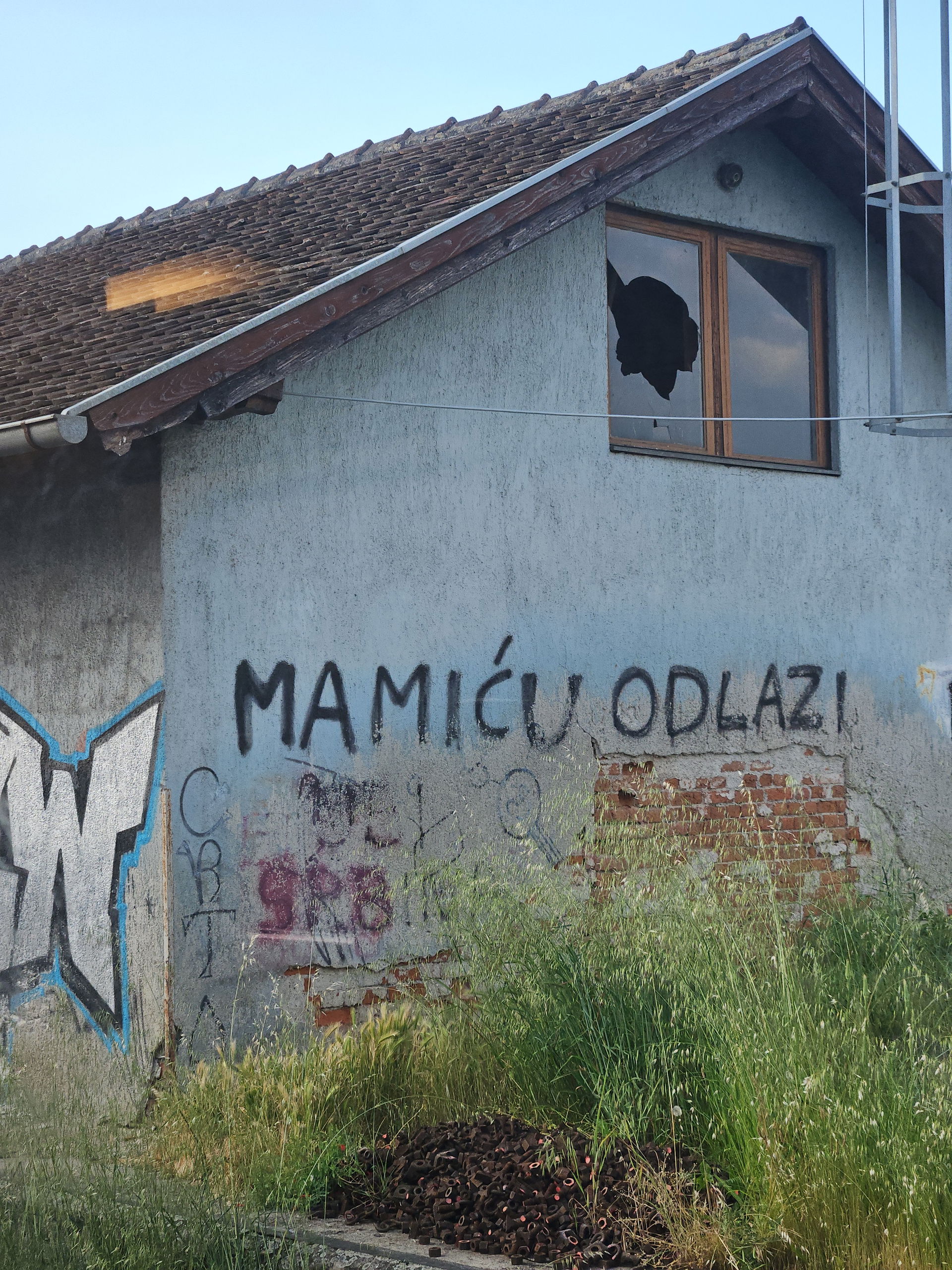 Ruševna zgrada s grafitom "Mamiću odlazi" i razbijenim prozorom…