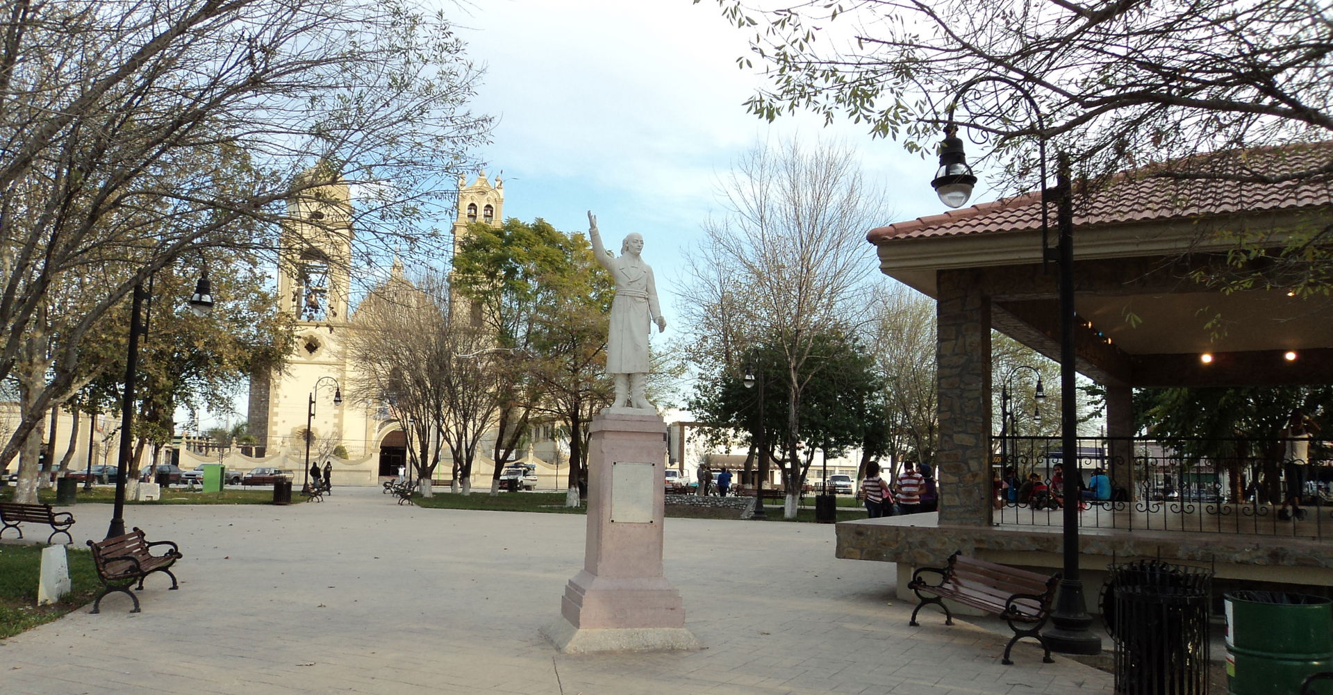 Plaza principal de Cadereyta Jiménez con estatua de Miguel Hida…