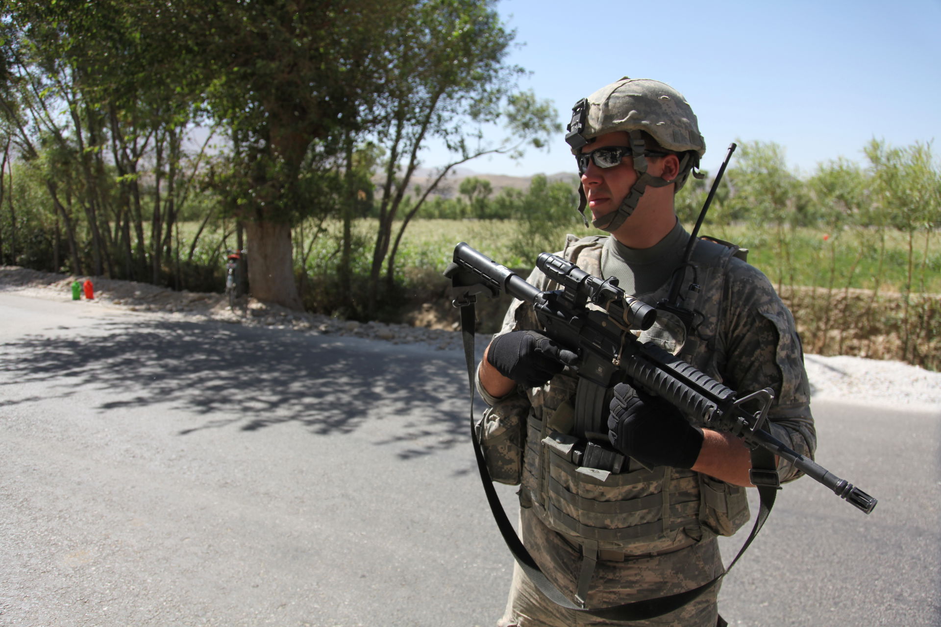U.S. Army Spc. Richard Sargent, 24, from San Diego, Calif., ass…