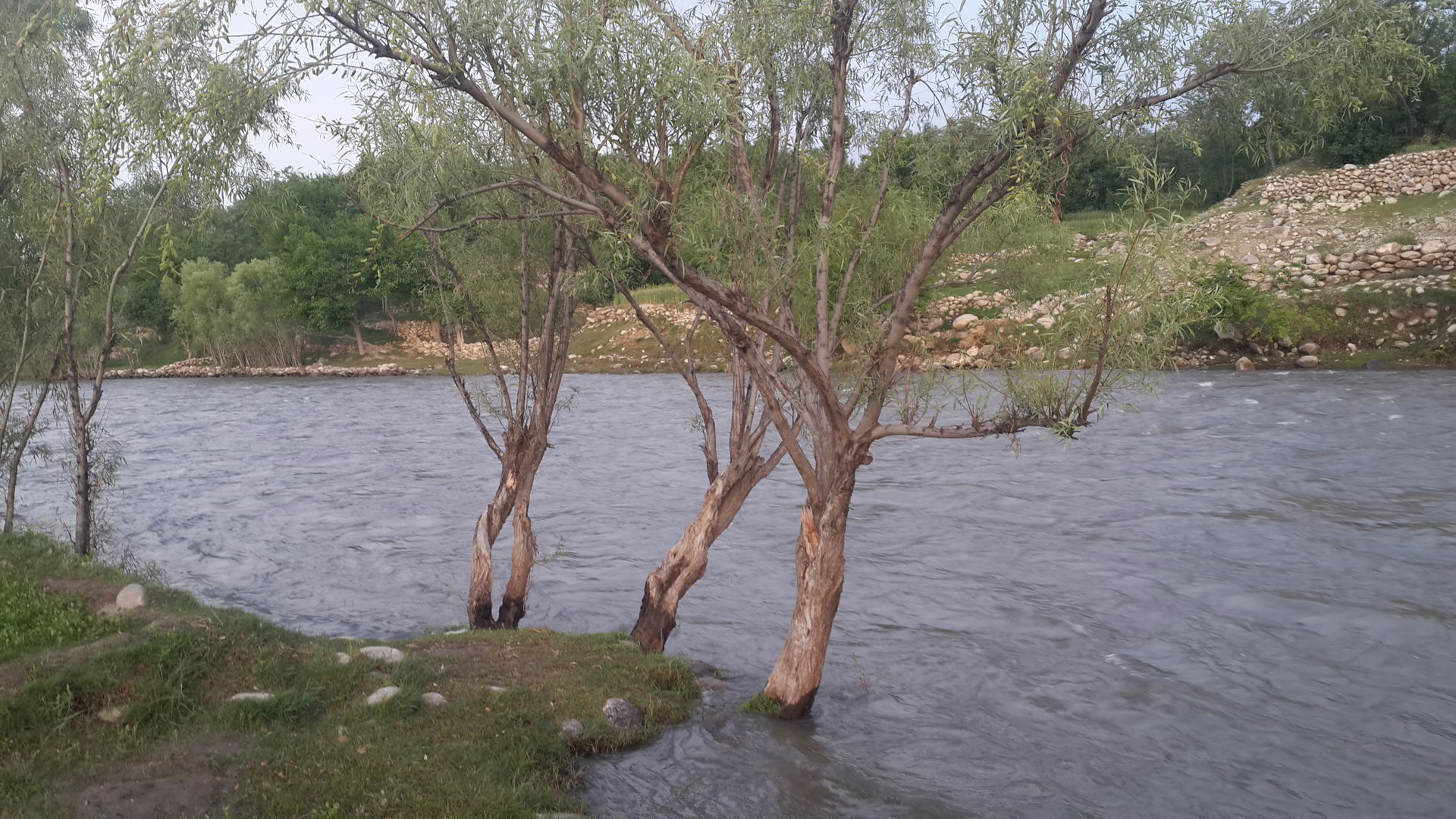 Alingar River in Alingar District (the opposite side of the riv…