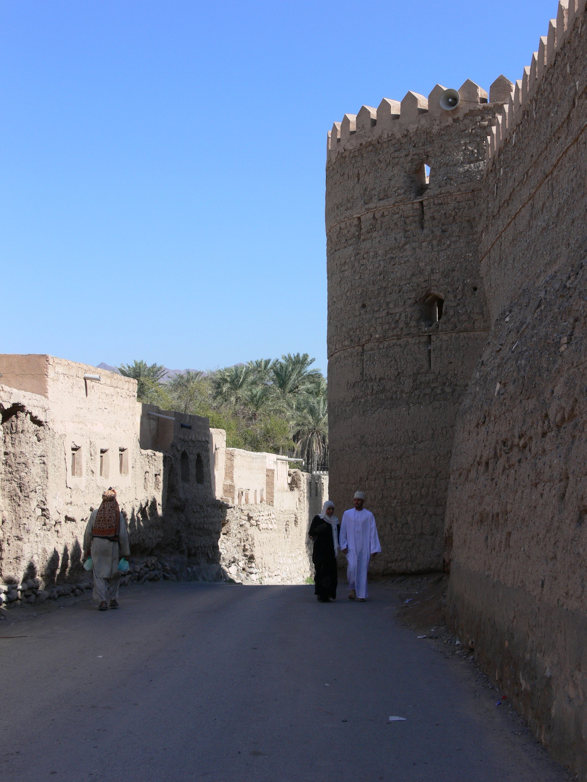 Rustaq FortRustaq fort (right) and old souq (left) - P1050421.J…