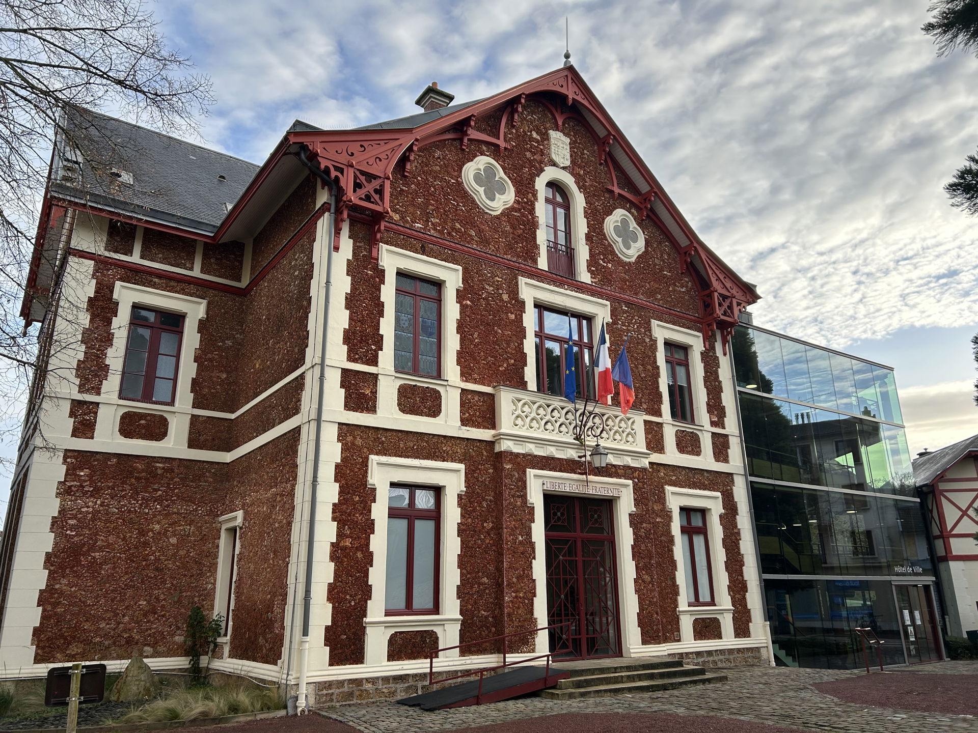 Le « grand chalet », Hôtel de Ville de Viroflay.