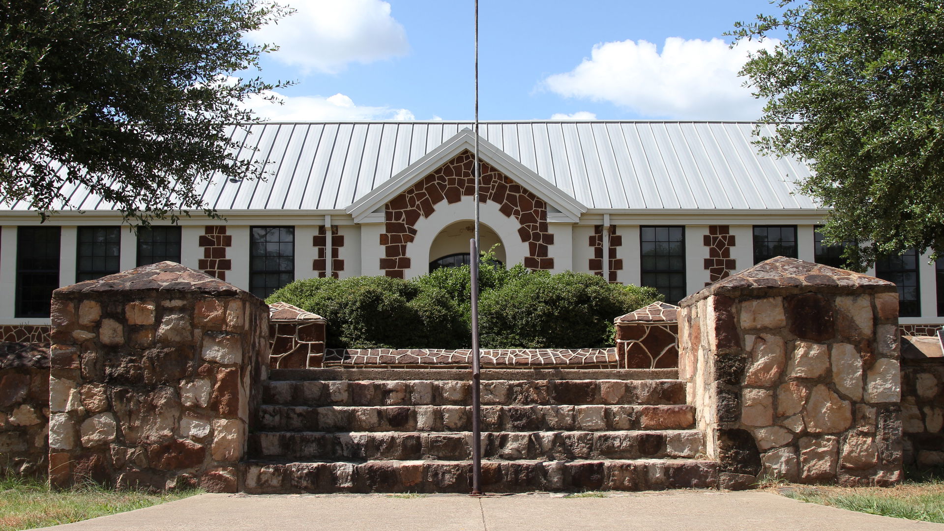 The front entrance to the old section of Malakoff Elementary Sc…