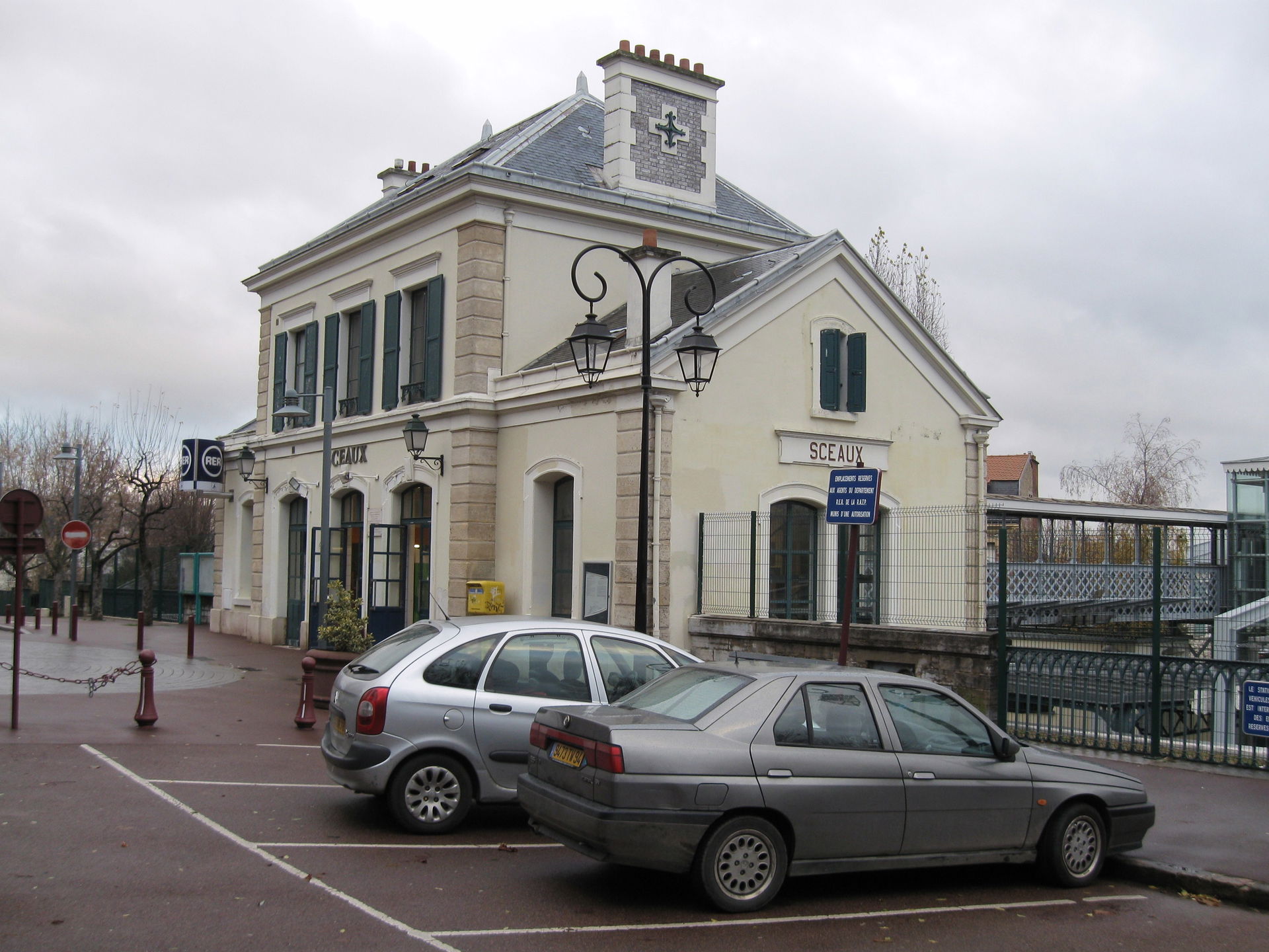 Gare de Sceaux, façade extérieure, Sceaux, Hauts-de-Seine, Fran…