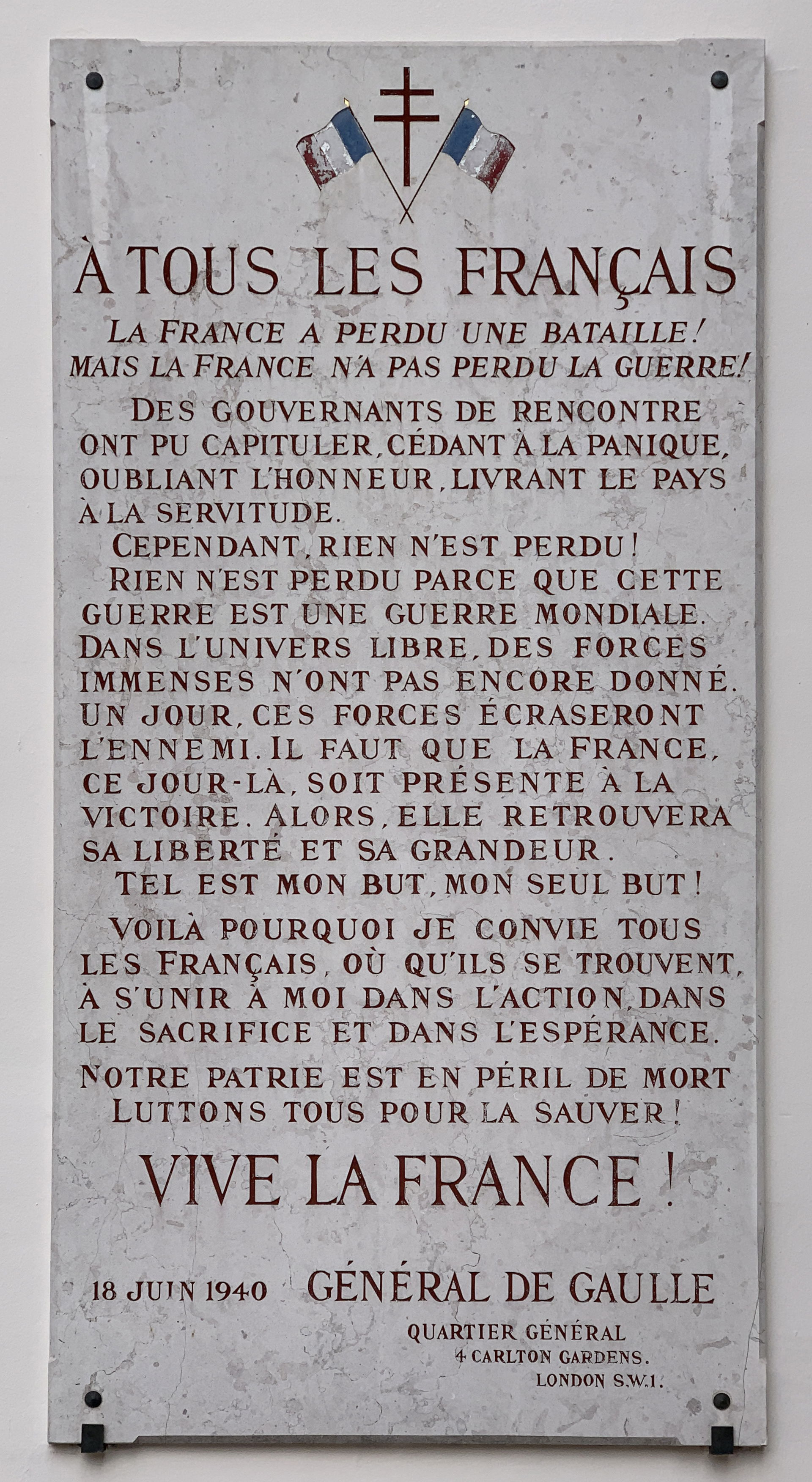 "À tous les Français" plaque next to Charenton-le-Pont courthou…