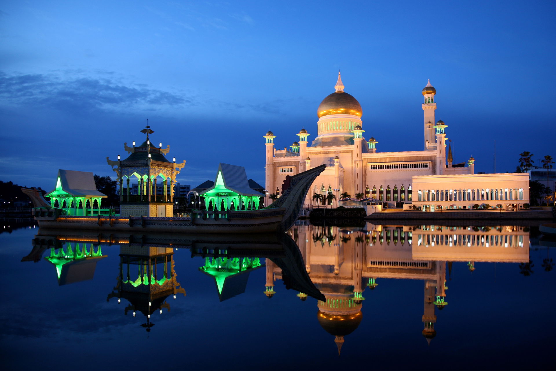 Dusk at the Sultan Omar Ali Saifuddin Mosque in Brunei on the e…